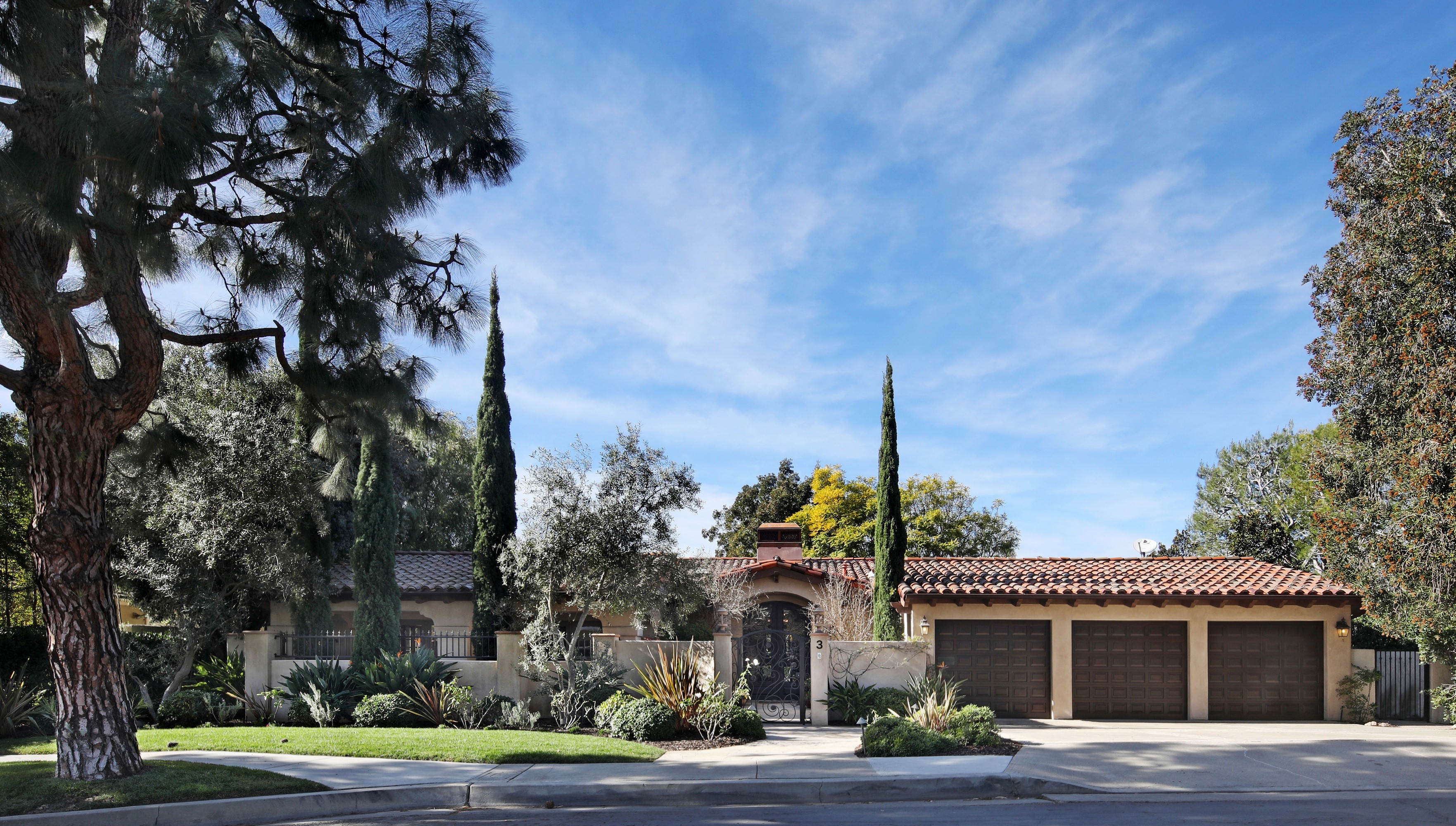 Spanish Style House with Garage in Newport Beach HD Wallpaper