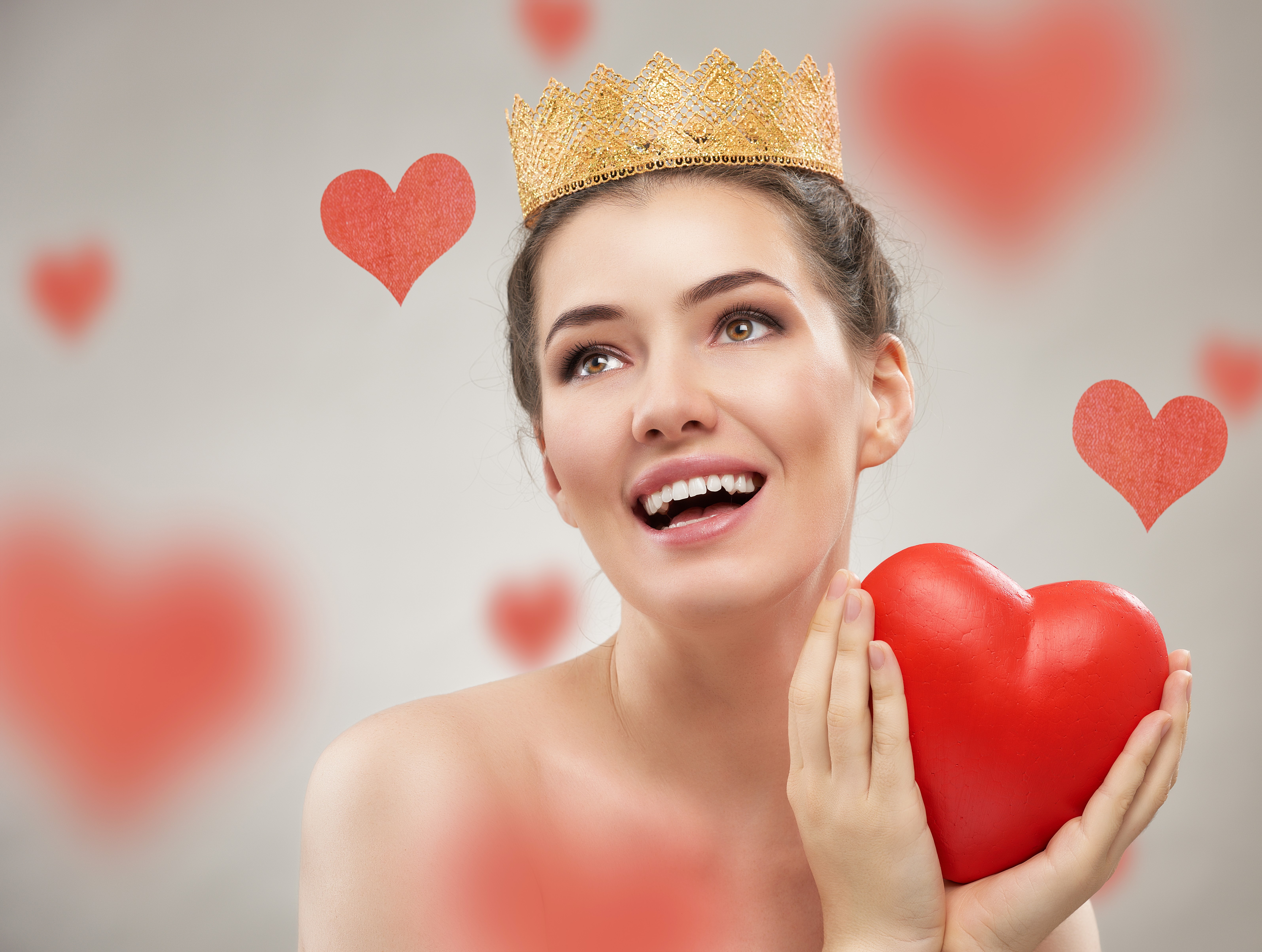 Woman with Crown and Heart HD Wallpaper