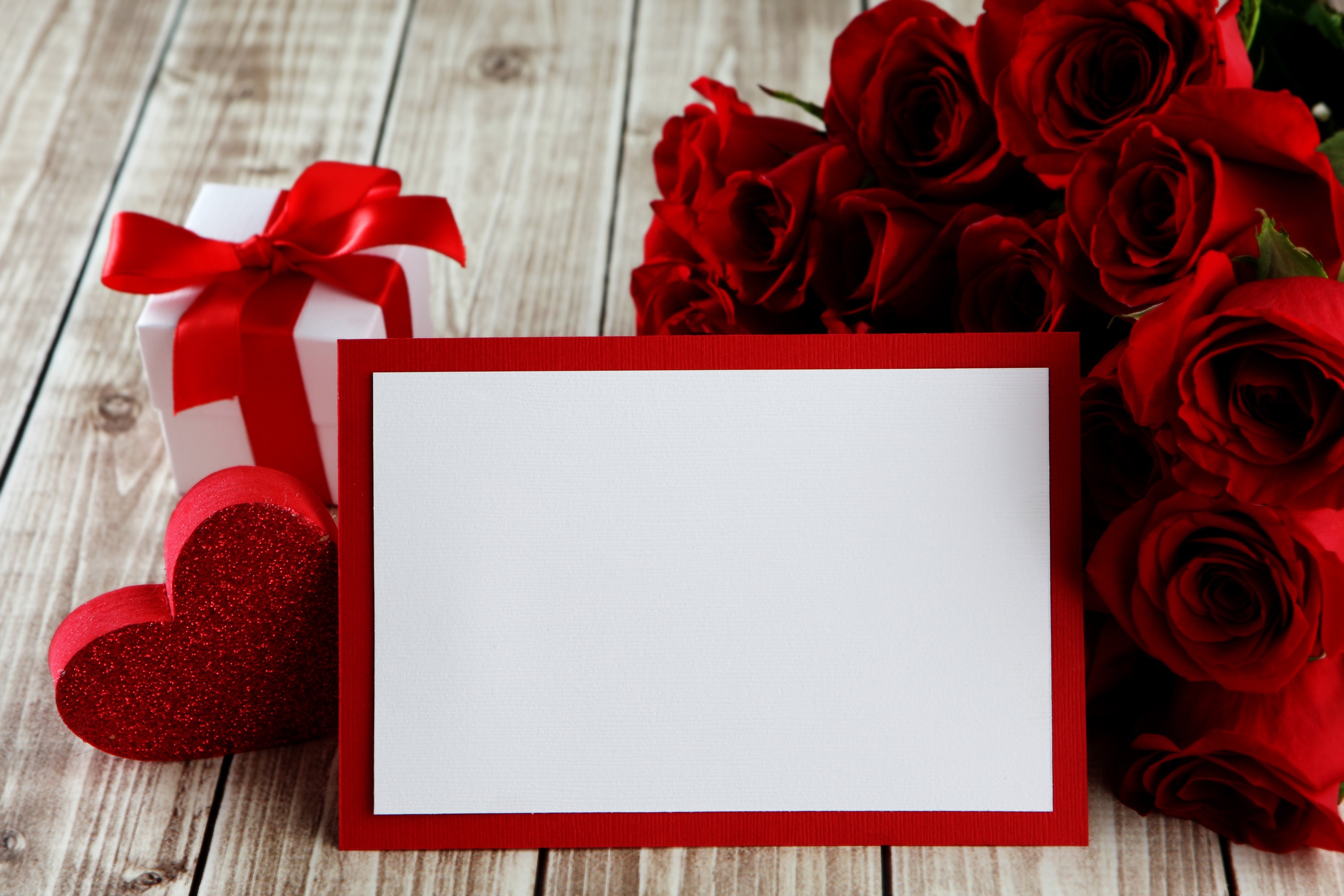Valentine's Day gift with red roses and blank card HD Wallpaper