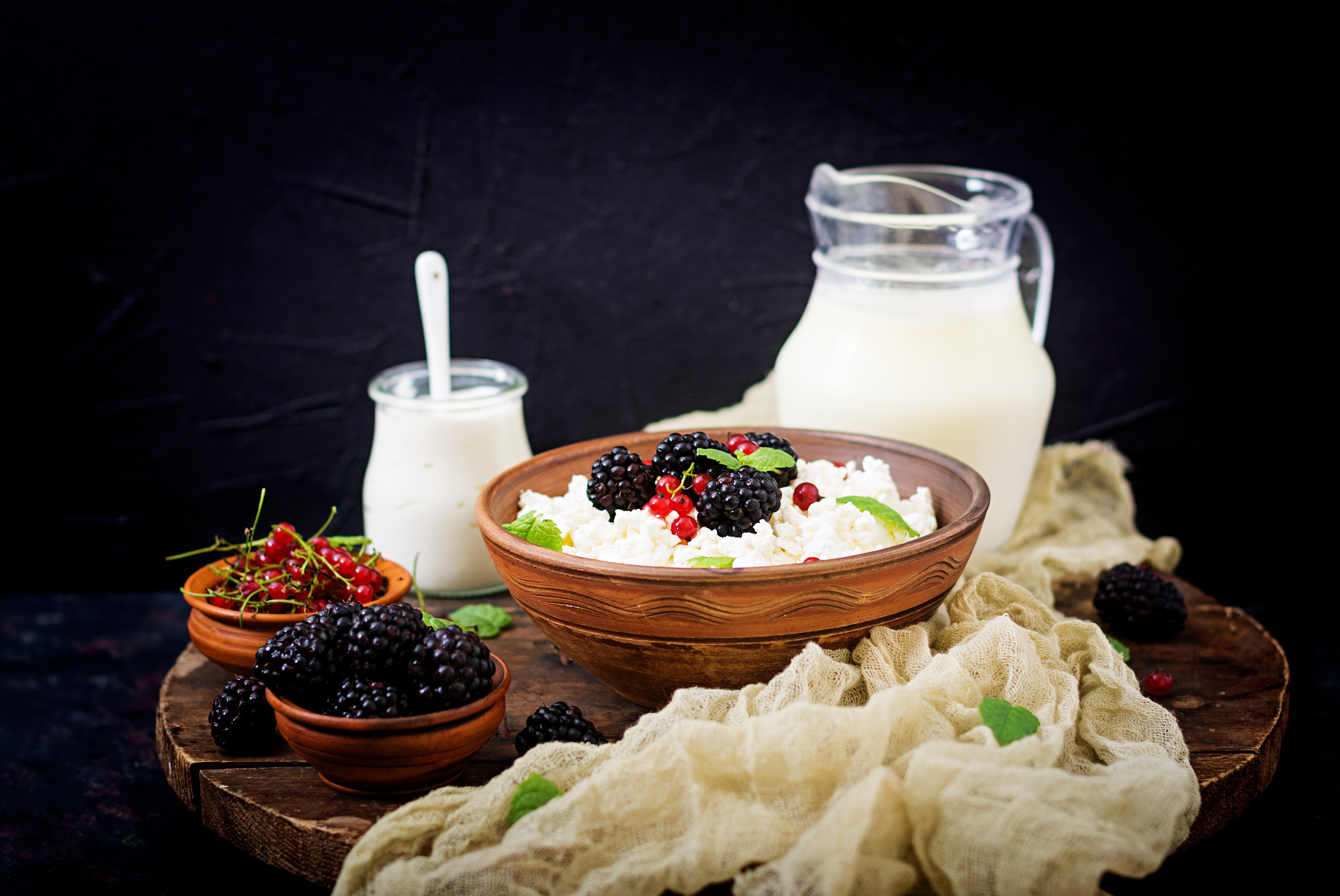 Cottage cheese with blackberries and red currants HD Wallpaper