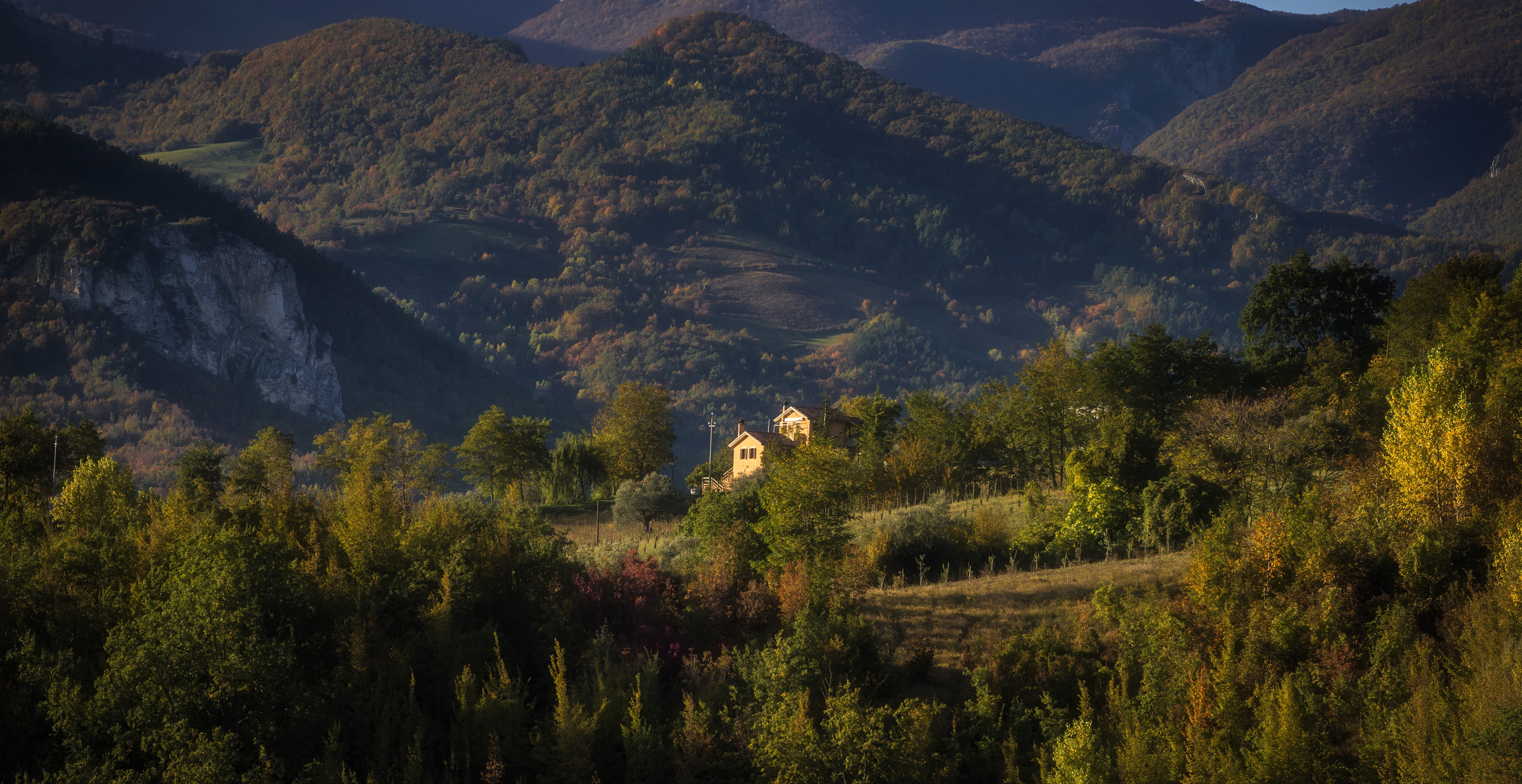 4K Penne Abruzzi Italy Mountains Evening Trees HD Wallpaper