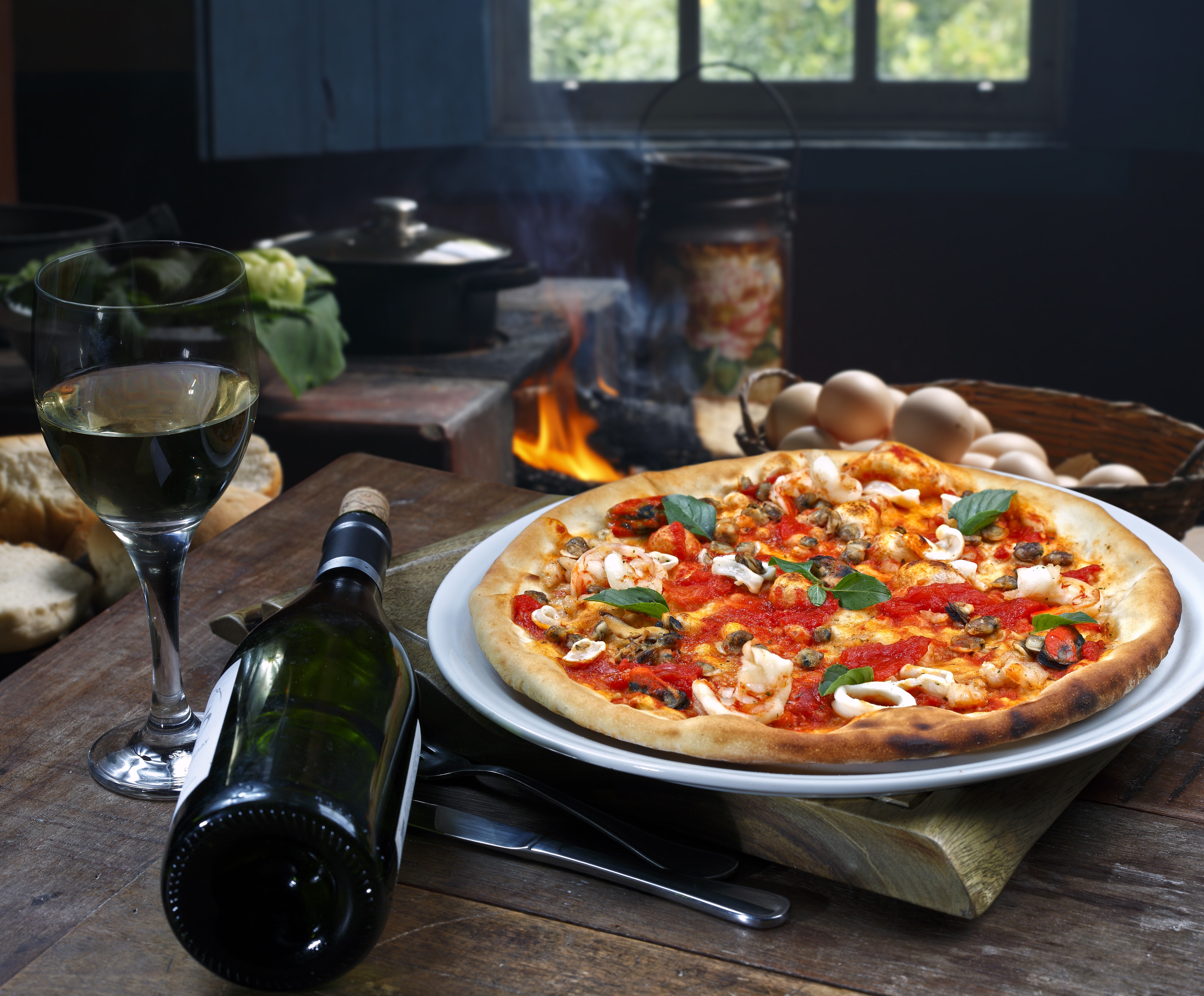 Seafood Pizza with White Wine and Eggs HD Wallpaper