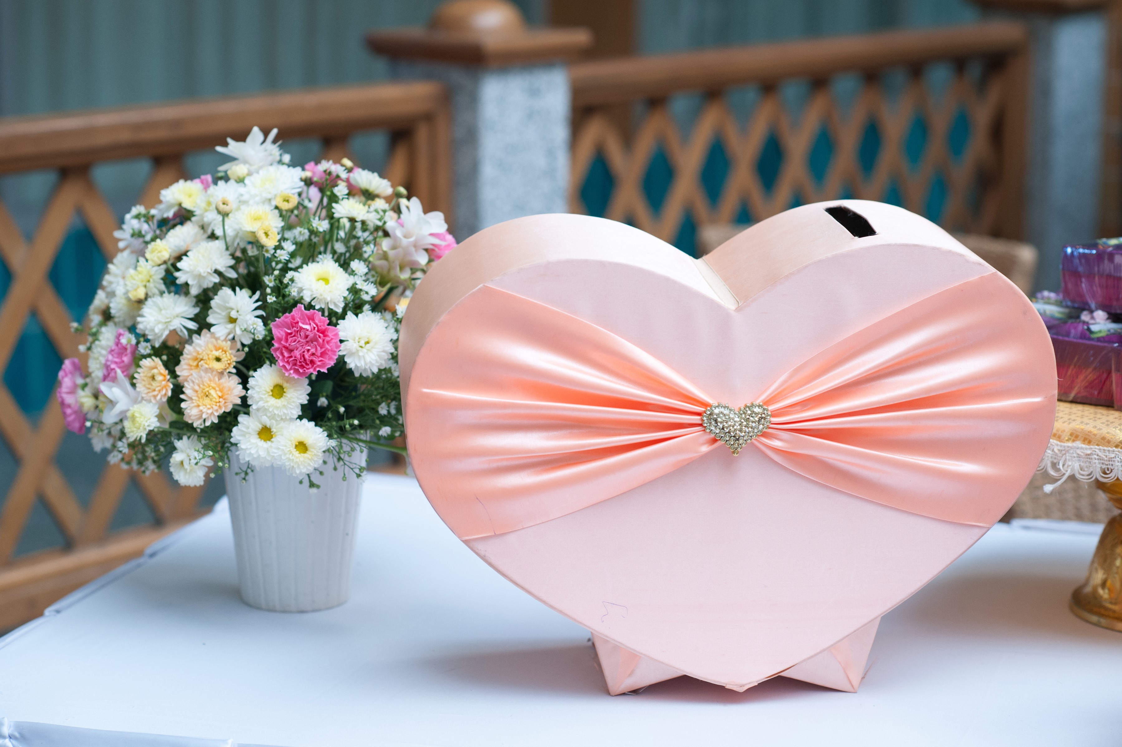 Heart-shaped gift box with ribbon and flowers HD Wallpaper