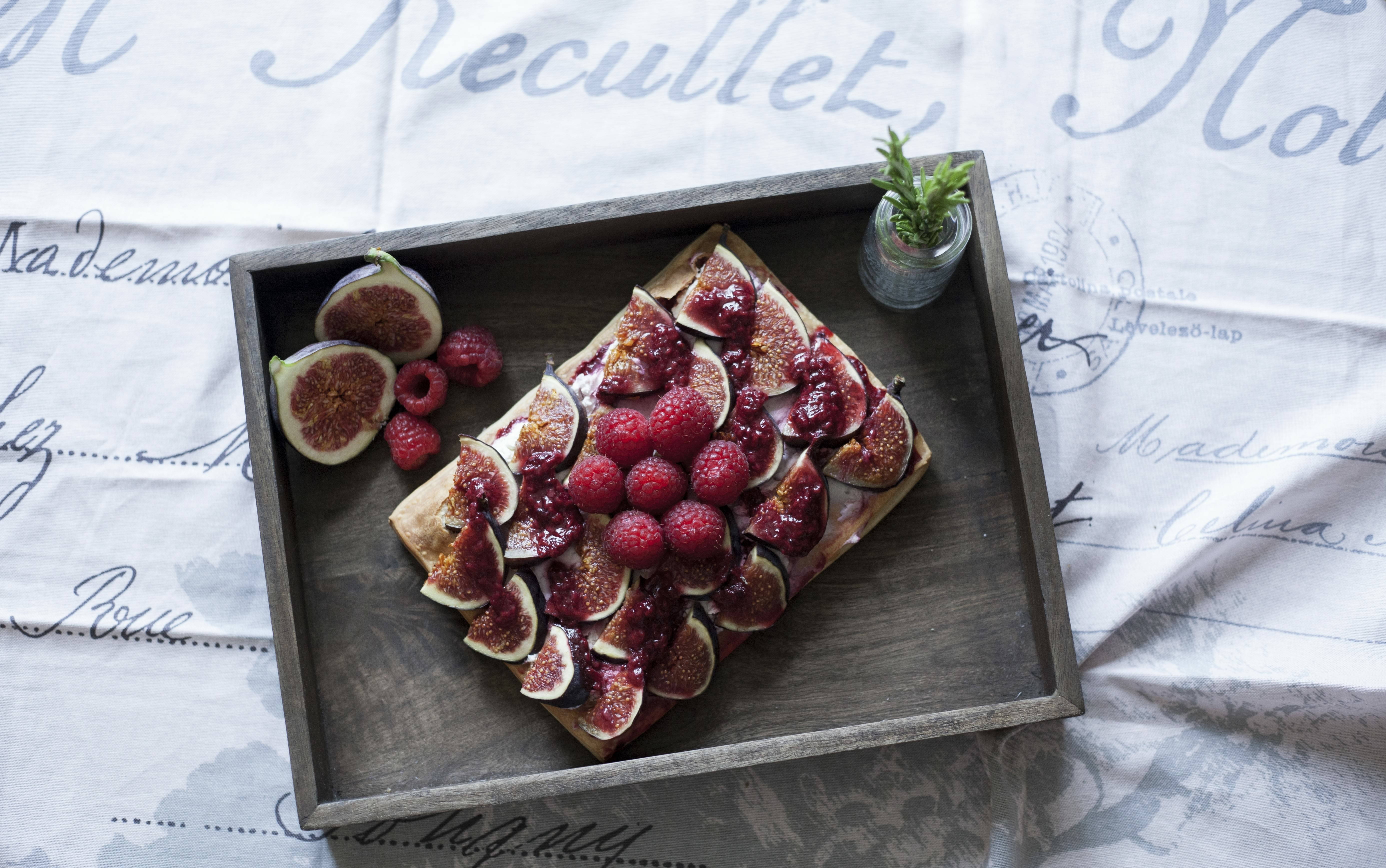 Fig and Raspberry Tart on a Tray HD Wallpaper