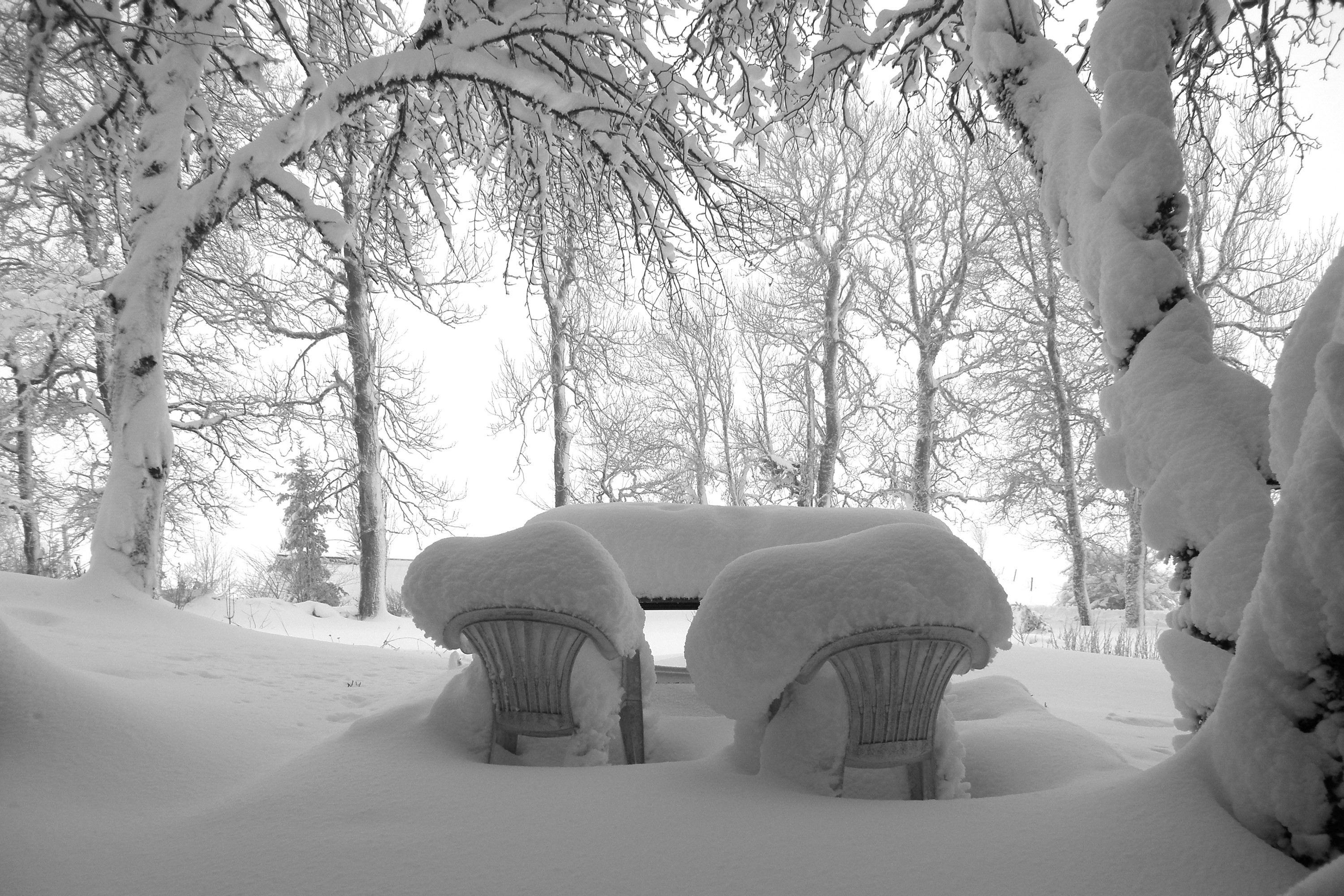 Outdoor furniture covered in snow HD Wallpaper