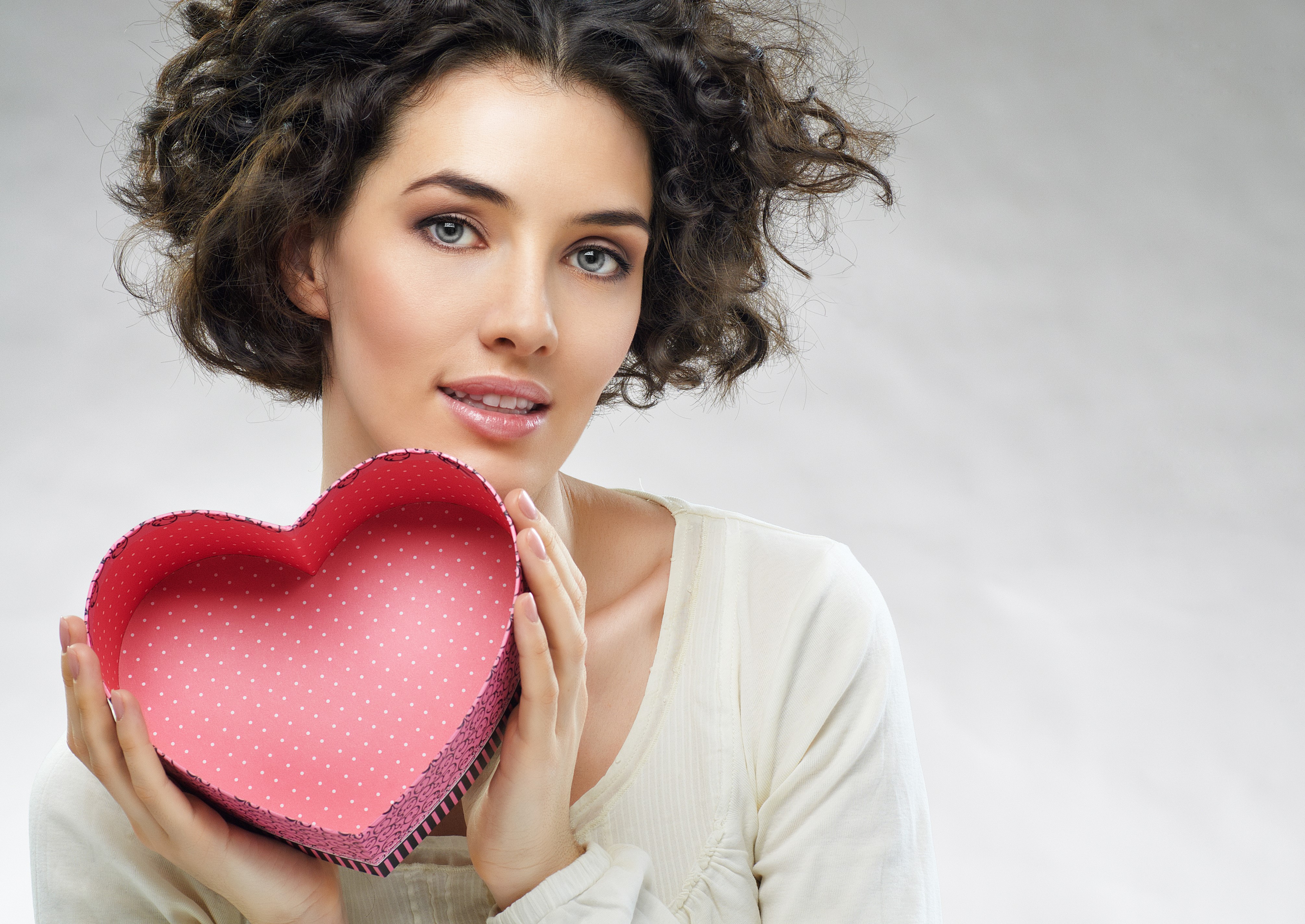 Woman holding a pink heart-shaped box HD Wallpaper