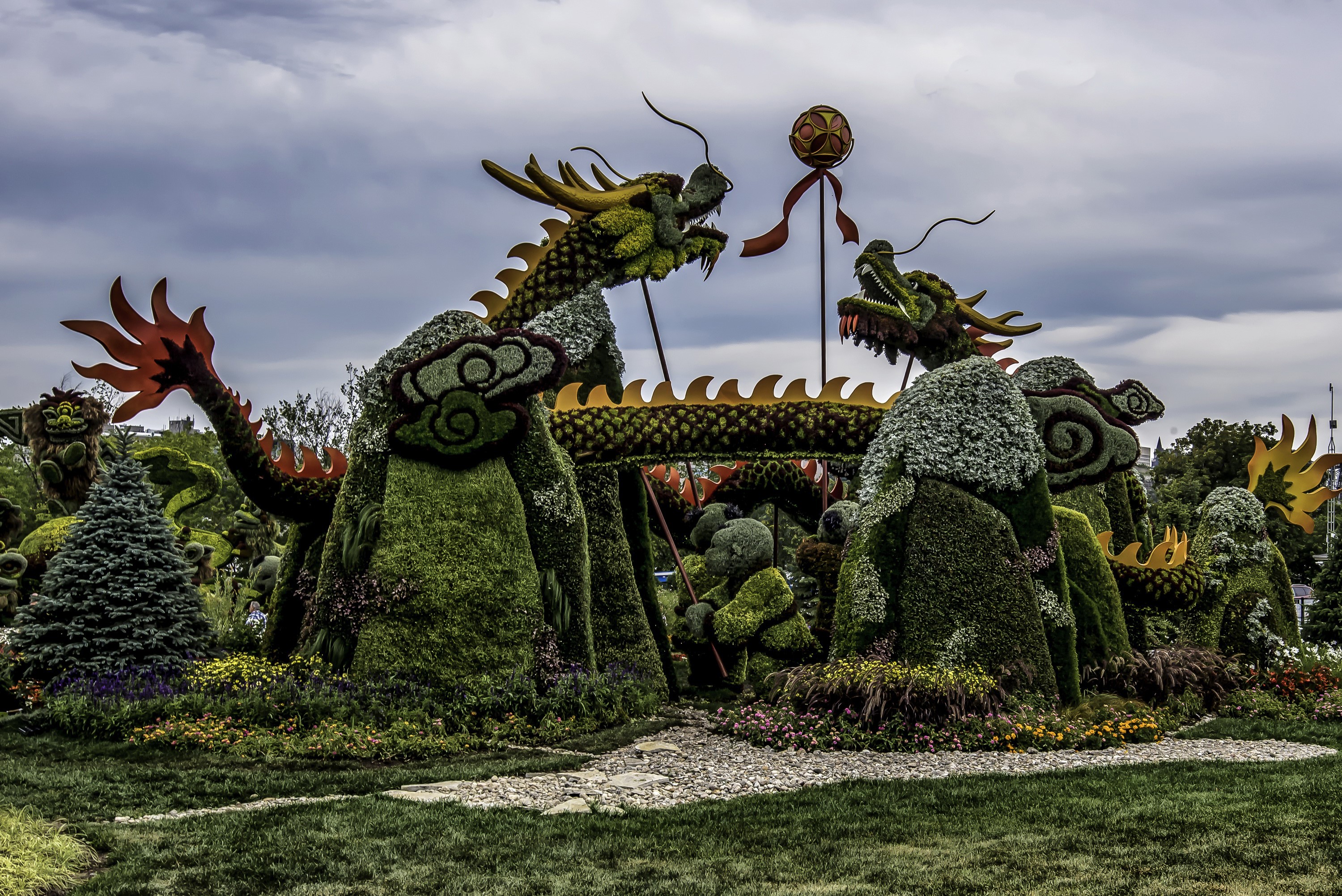 Dragon Topiary Display in Ottawa, Canada HD Wallpaper