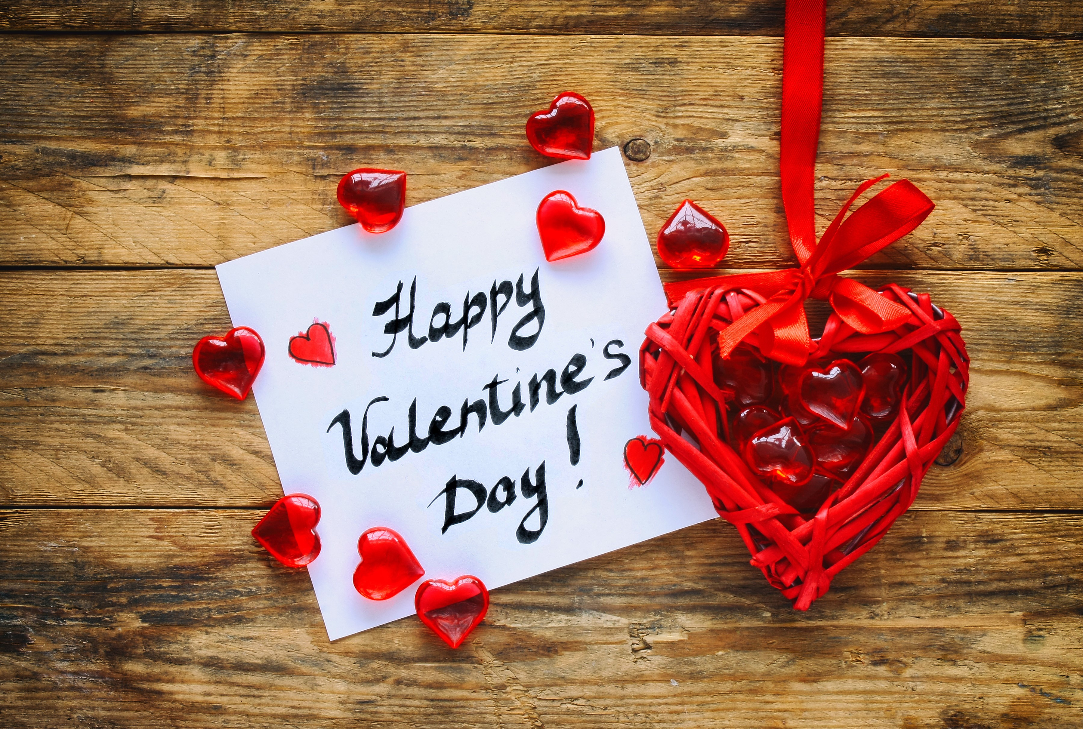 Happy Valentine's Day card with hearts on wood HD Wallpaper