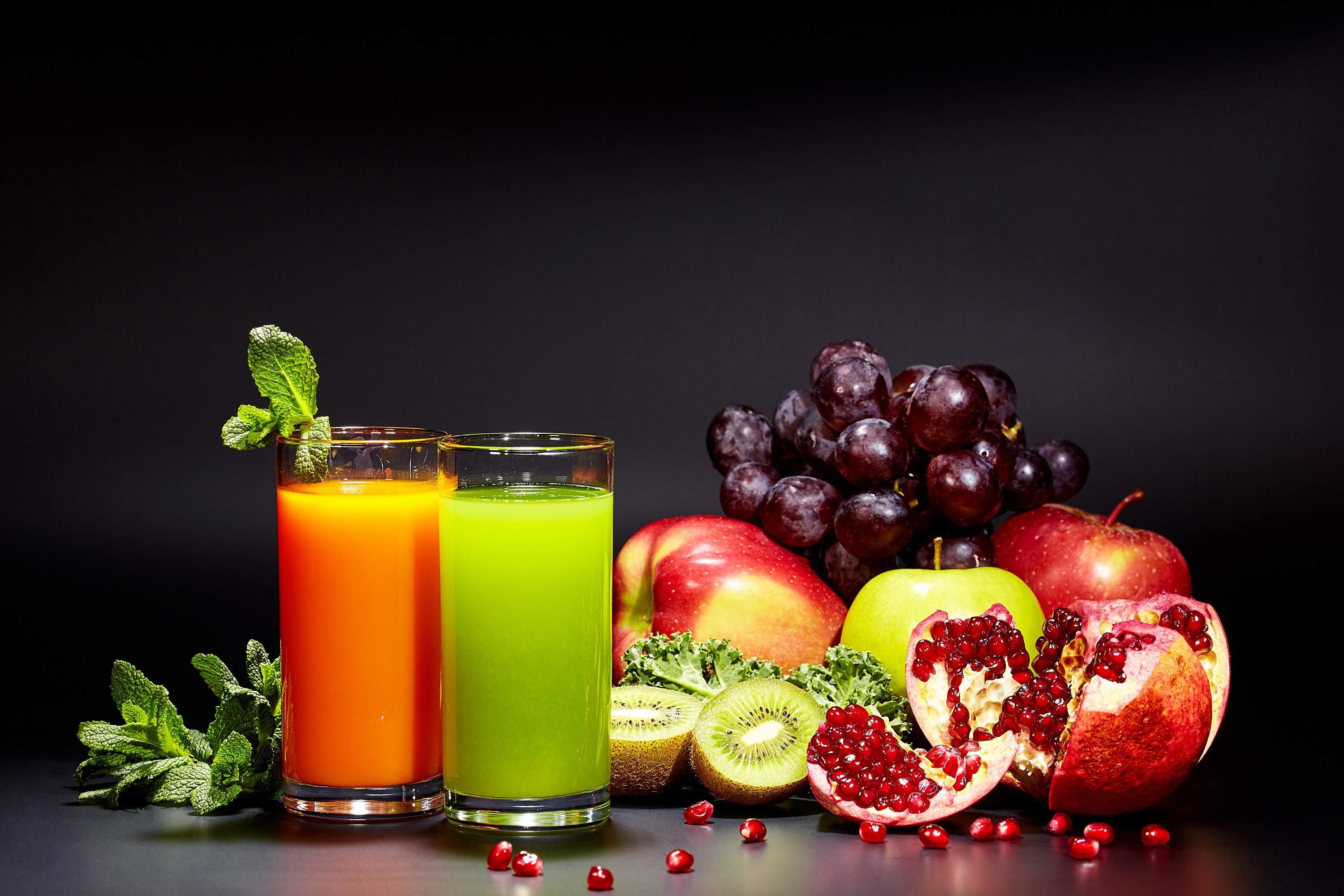 Two glasses of juice with assorted fruits HD Wallpaper