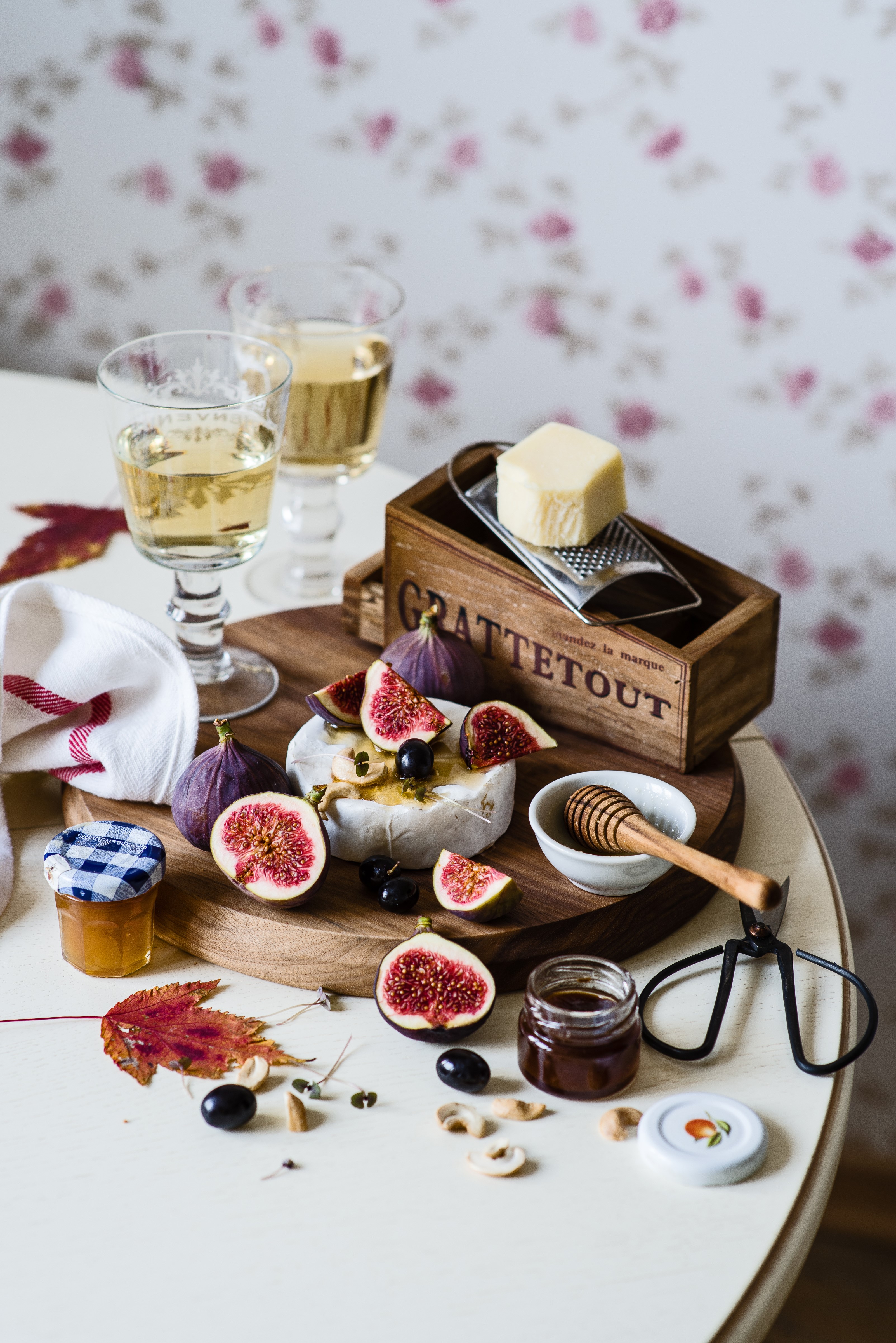 Cheese and figs with wine and honey HD Phone Wallpaper