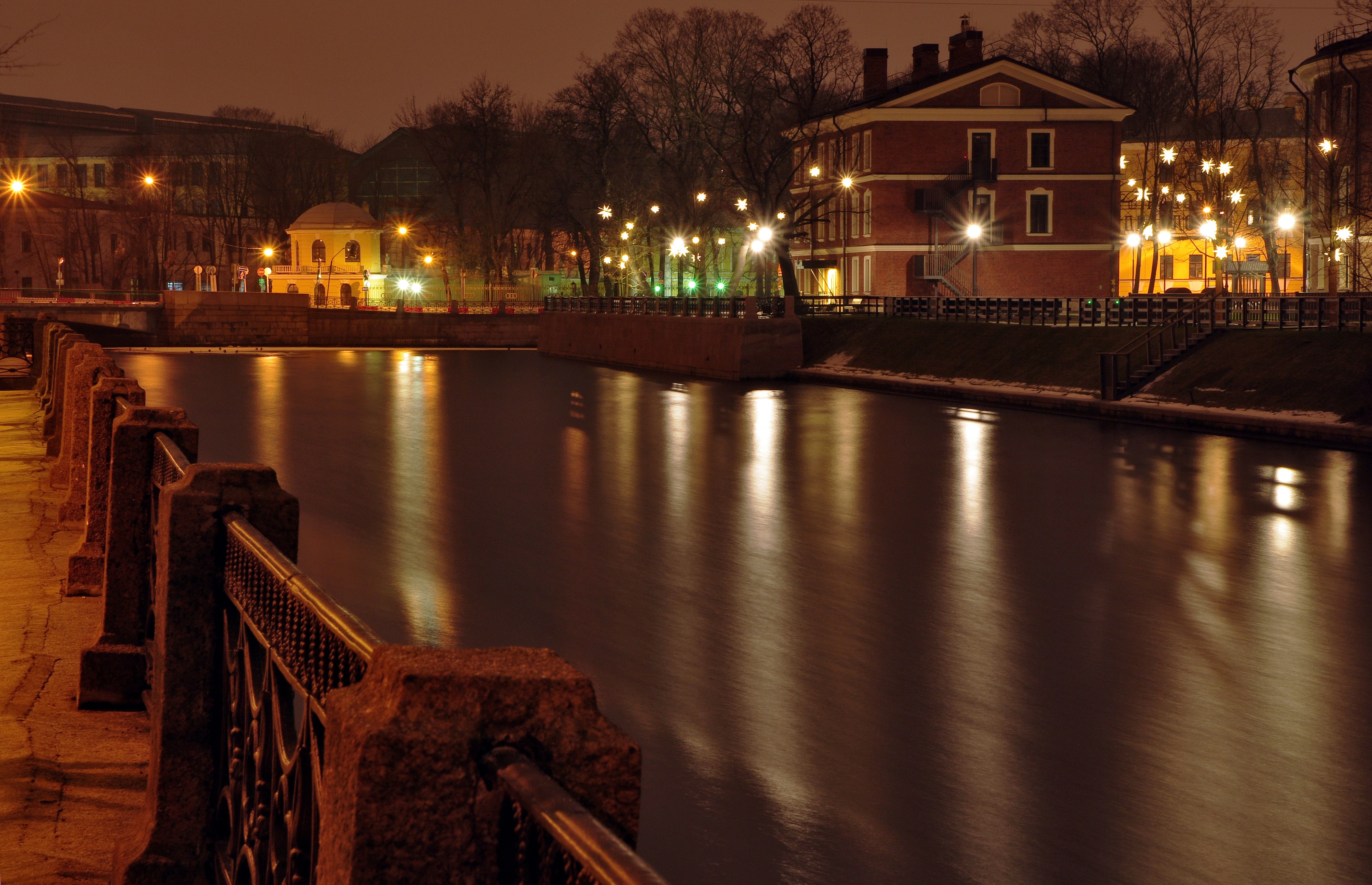 Night view of a canal in St. Petersburg, Russia HD Wallpaper