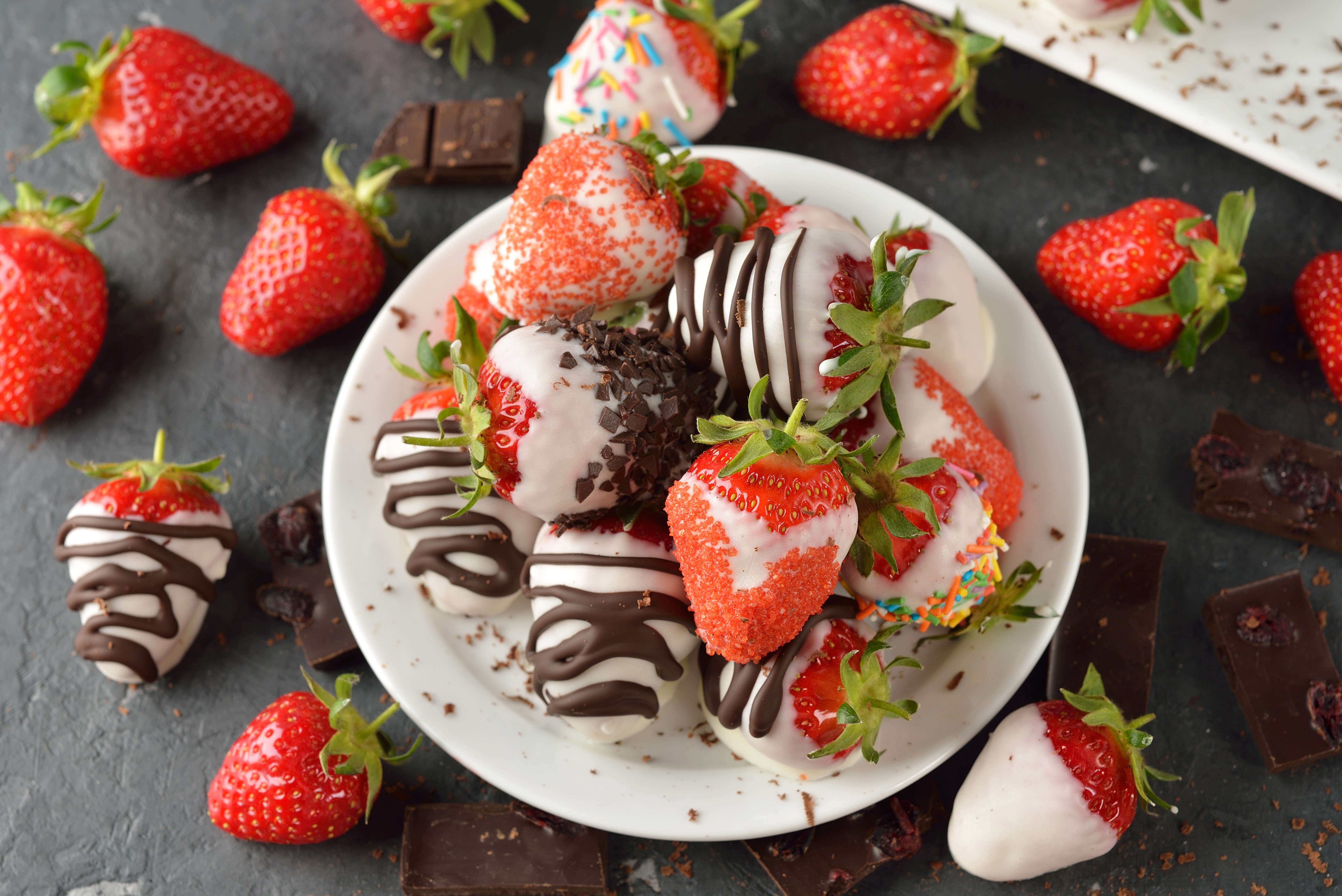Chocolate-covered strawberries on a plate HD Wallpaper