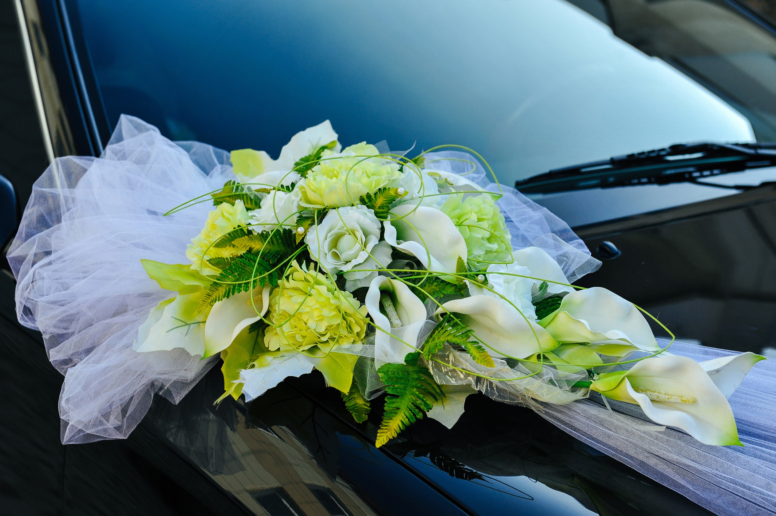 Wedding bouquet of roses and callas on a car HD Wallpaper