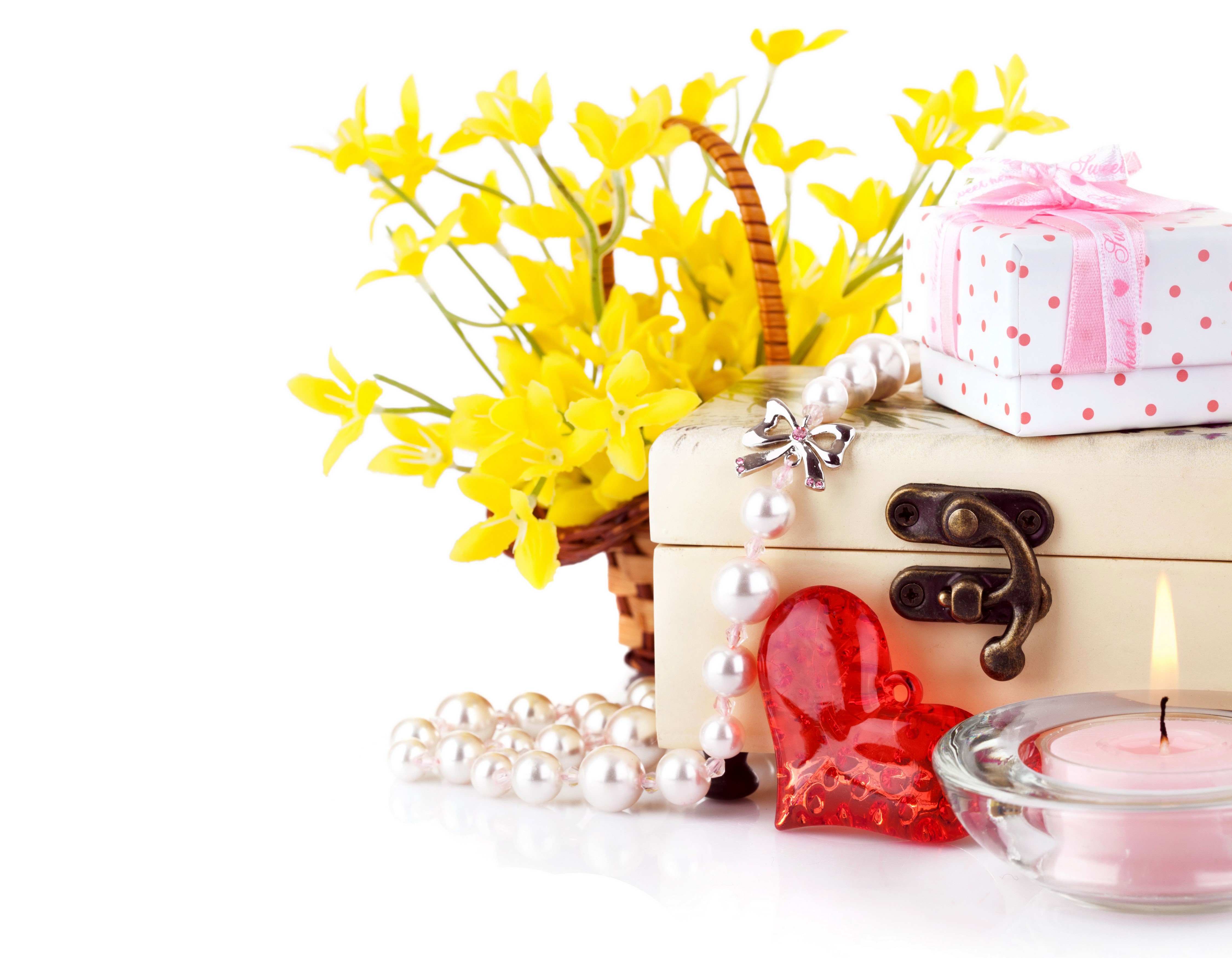 Valentine's Day gift with flowers and candle HD Wallpaper