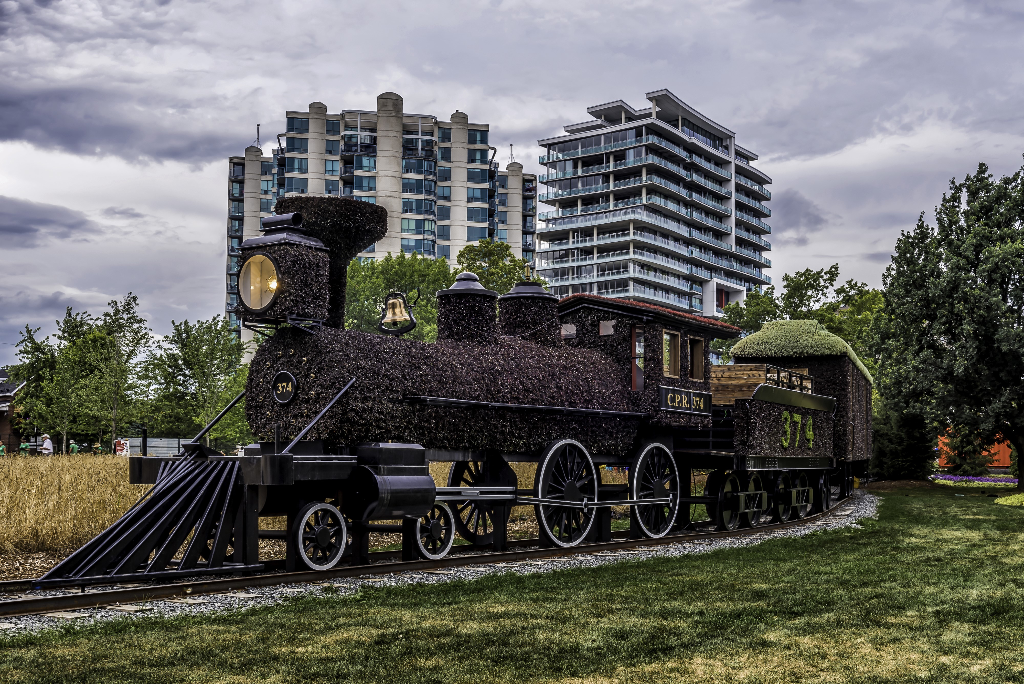 Topiary Train Sculpture in Ottawa, Canada HD Wallpaper