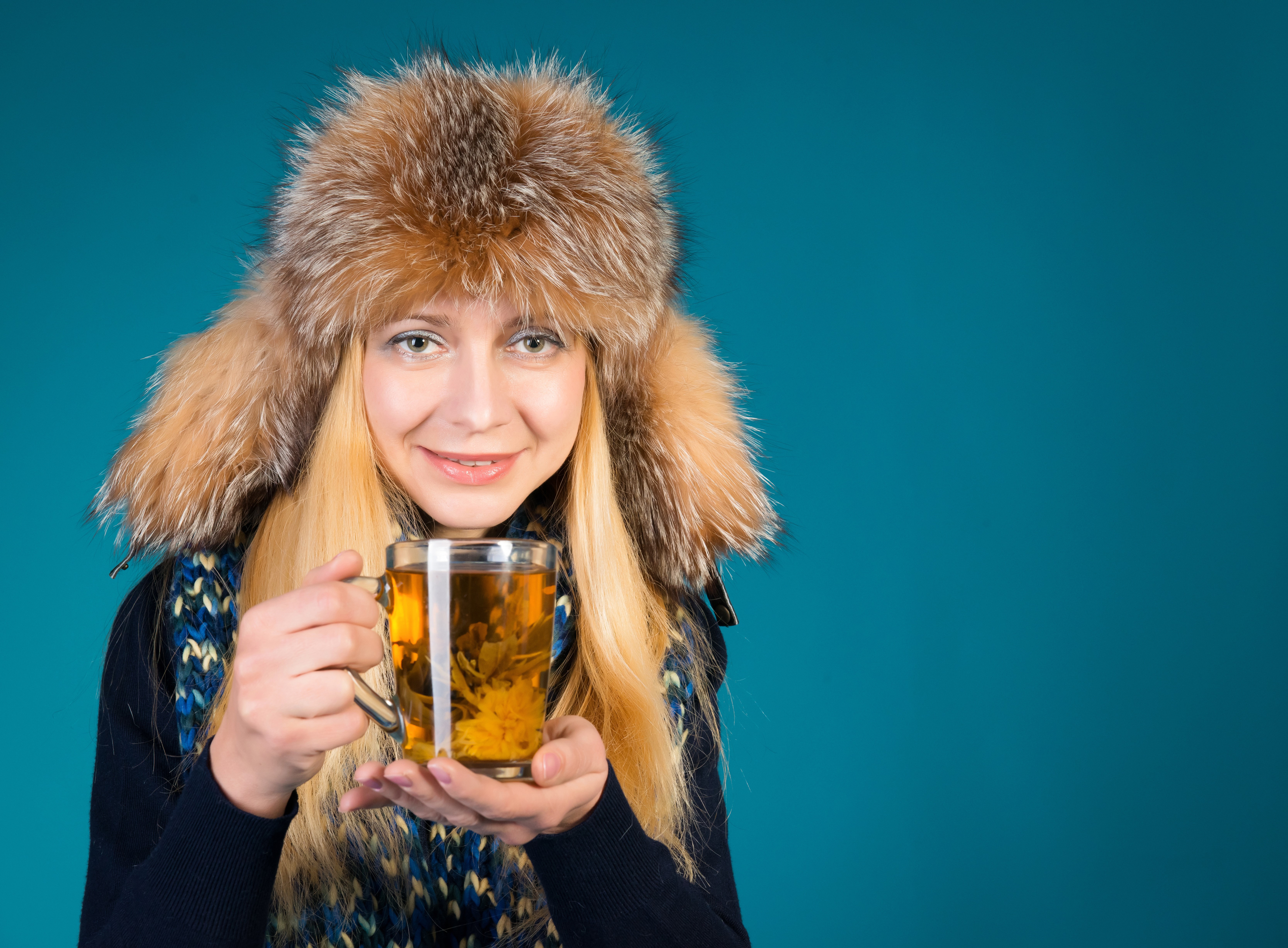 Woman in winter hat holding a cup of tea HD Wallpaper