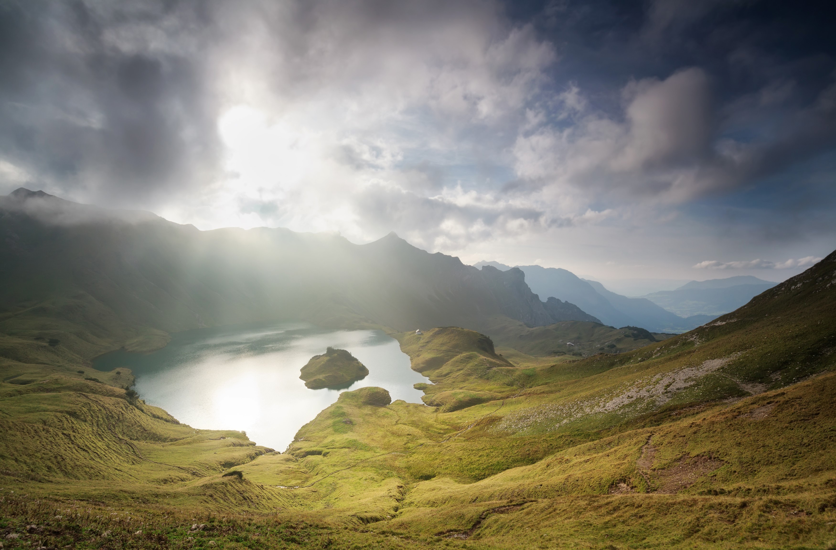 Lake and mountains in Austria with sunbeams HD Wallpaper
