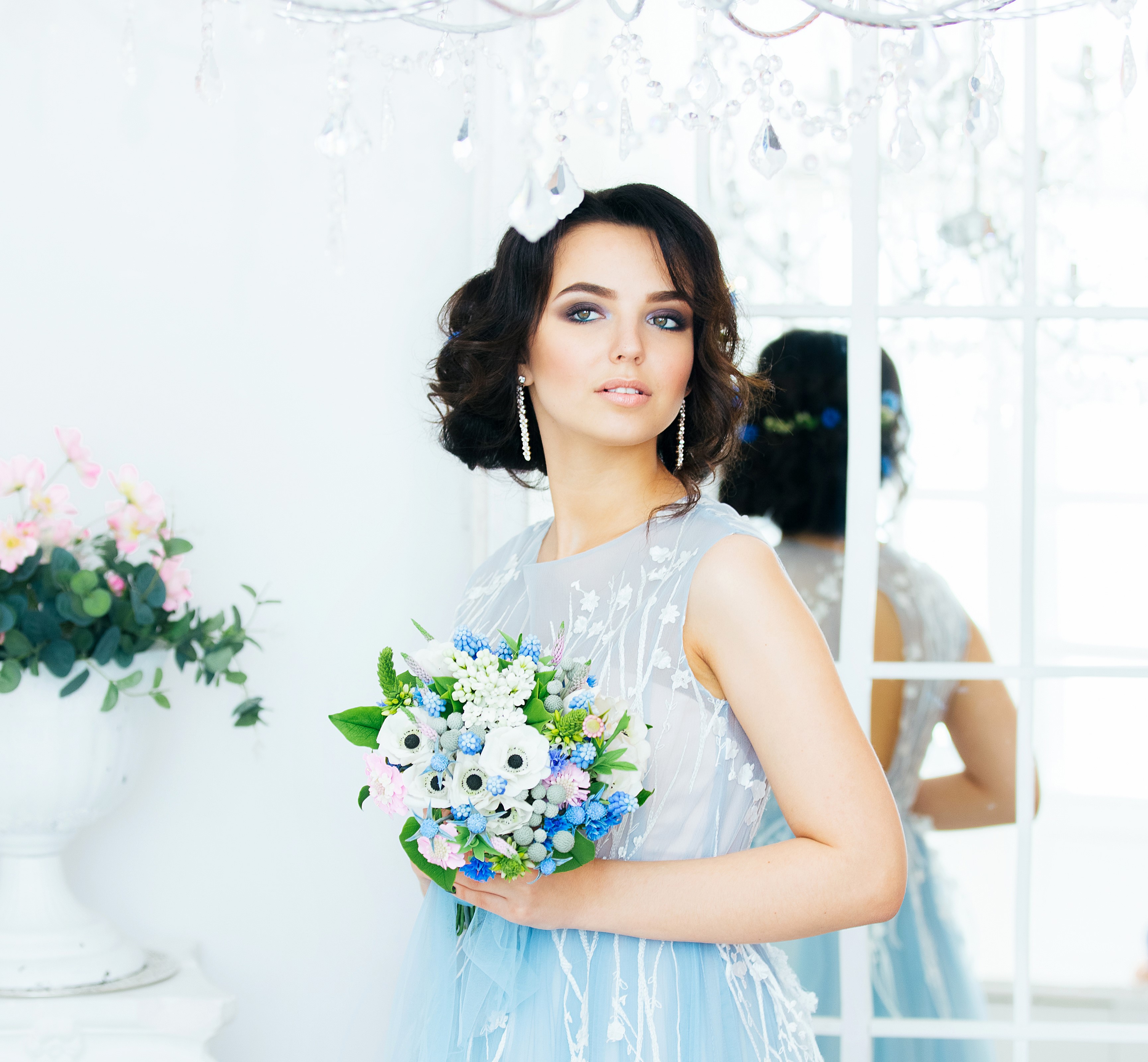 Brunette girl with bouquet and earrings HD Wallpaper