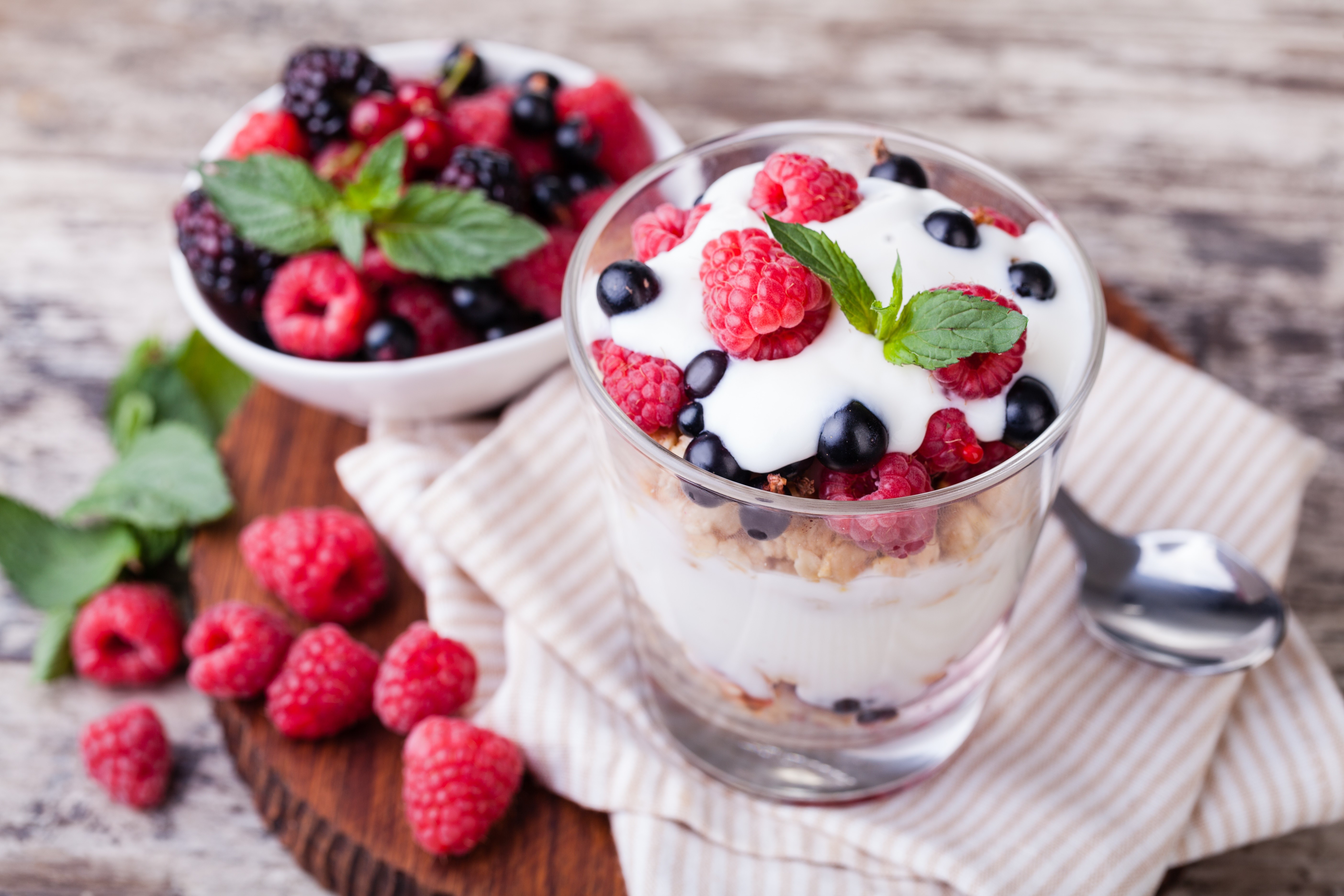 Yogurt parfait with raspberries and blueberries HD Wallpaper