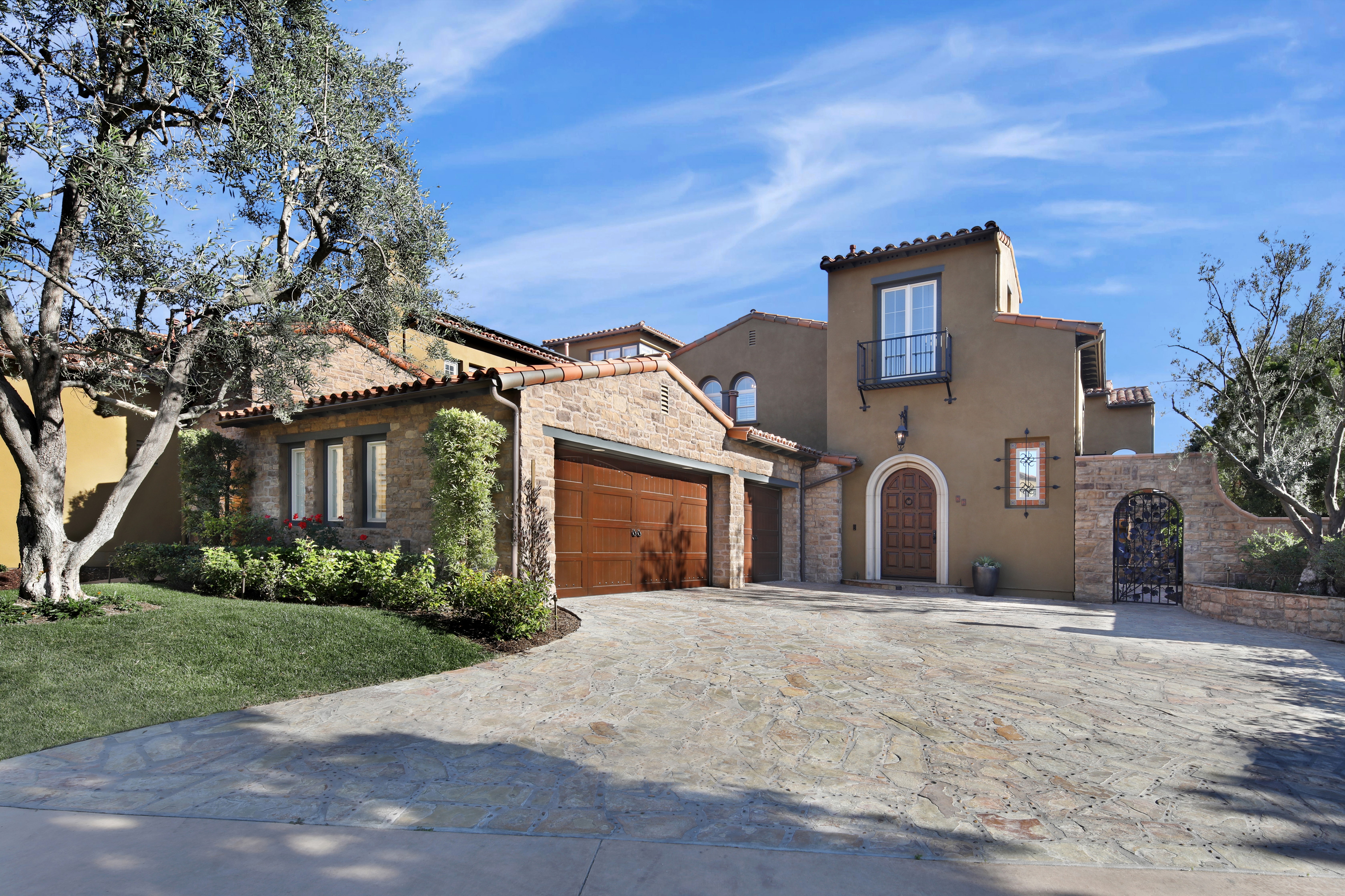 Luxury Mediterranean Villa with Stone Accents and Garage in Newport Beach, USA HD Wallpaper