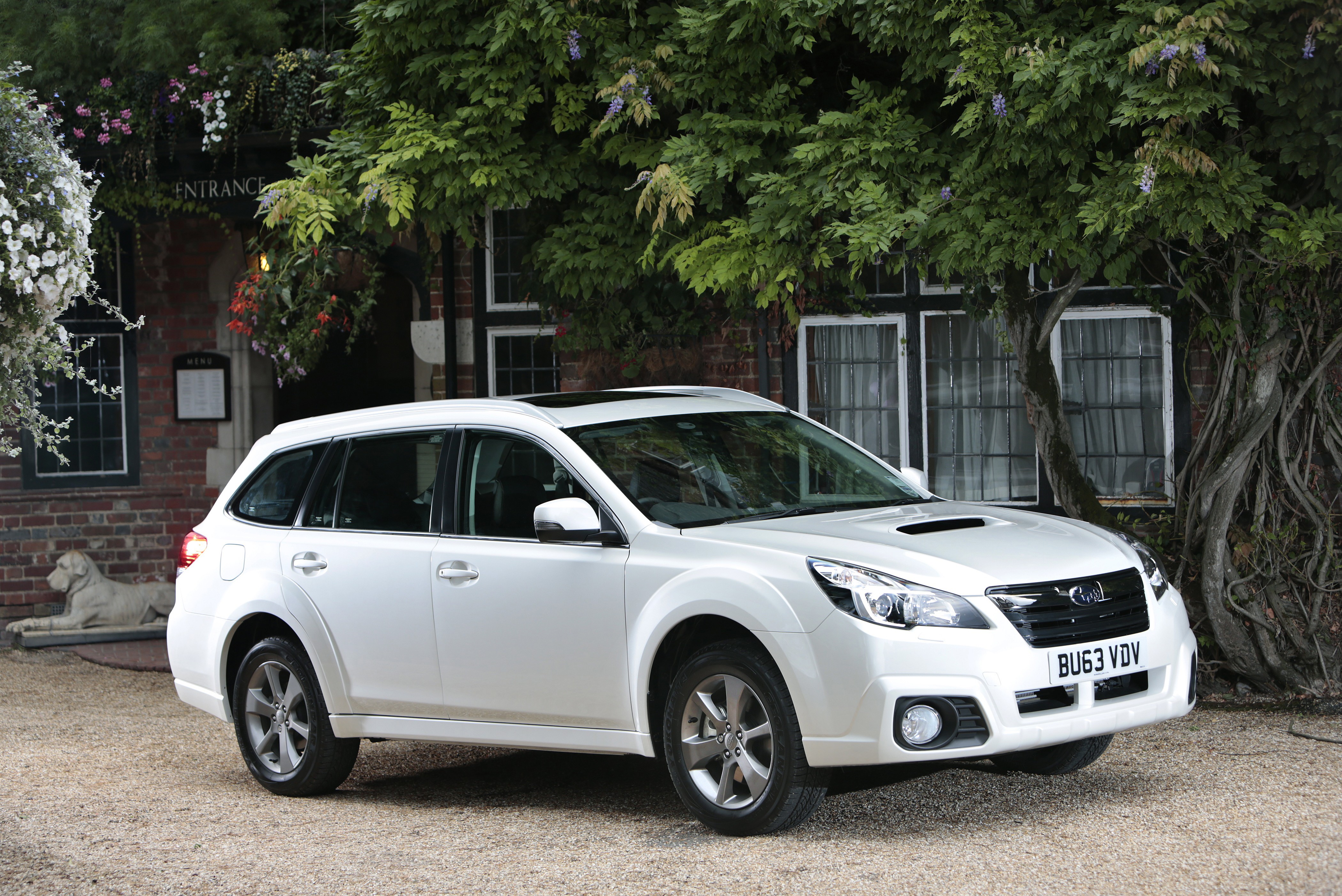 White 2013 Subaru Outback 2.0D SZ Lineartronic HD Wallpaper