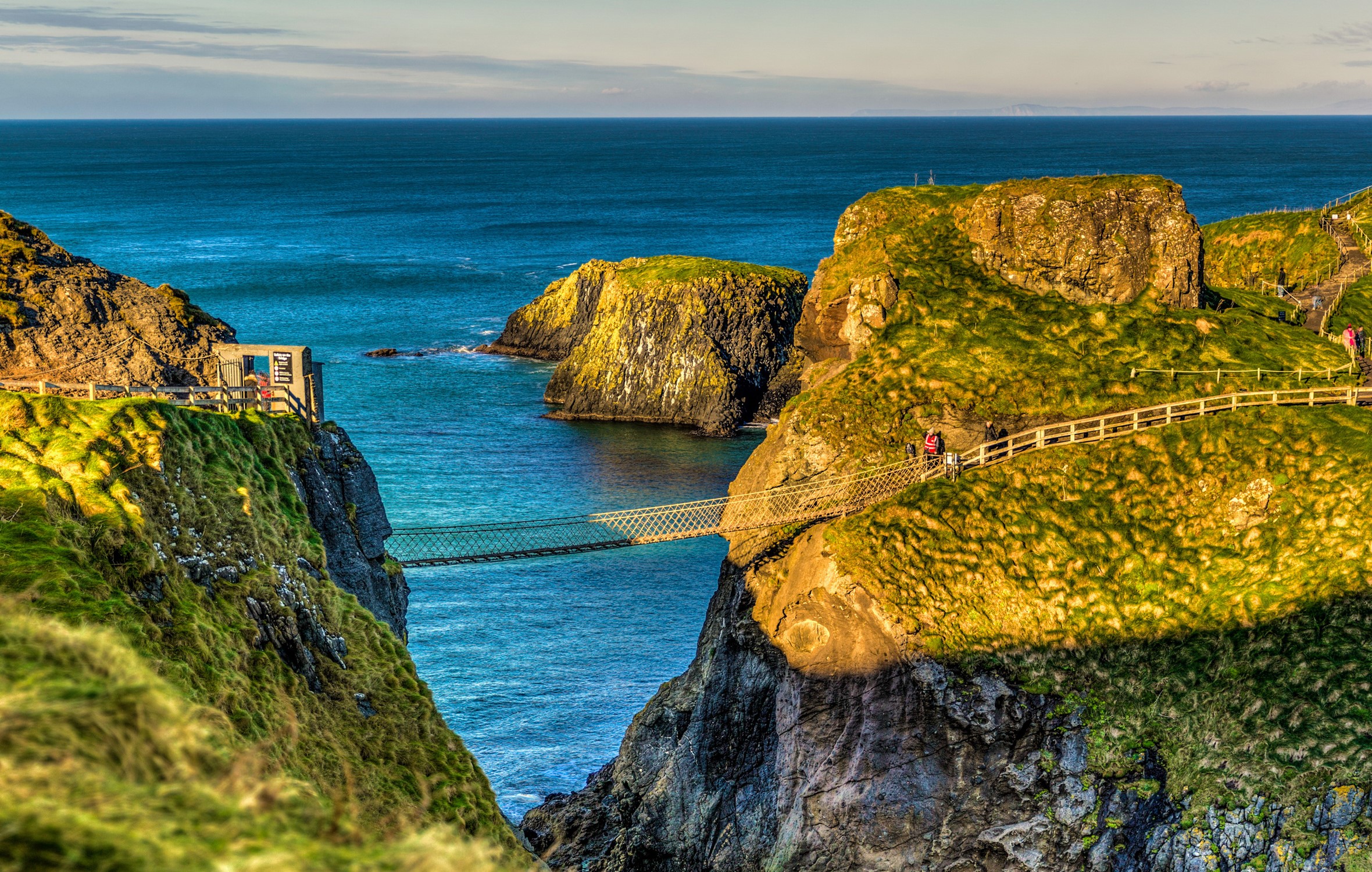 Carrick-a-Rede Rope Bridge, Northern Ireland HD Wallpaper