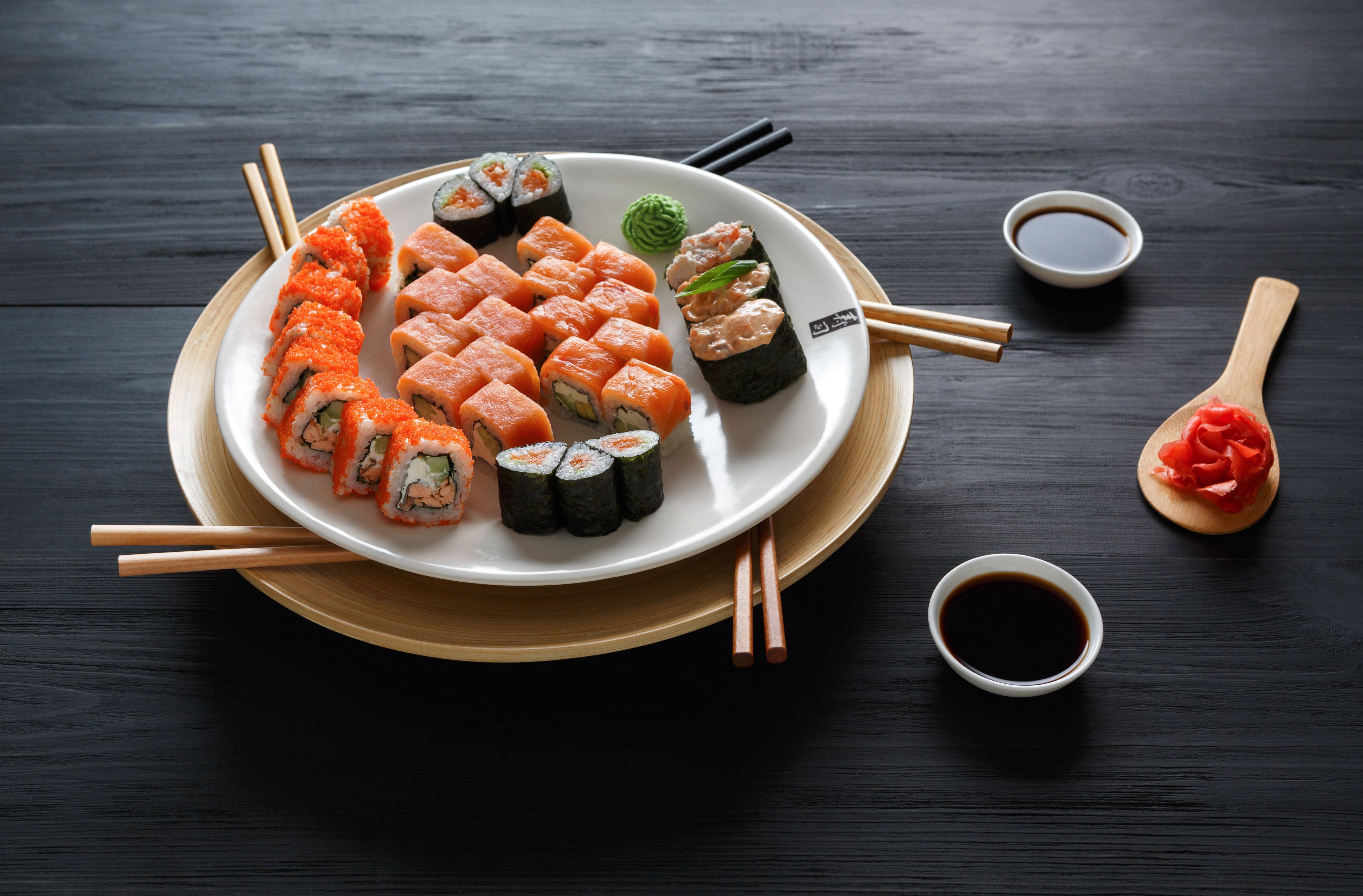 Sushi platter with soy sauce and ginger HD Wallpaper