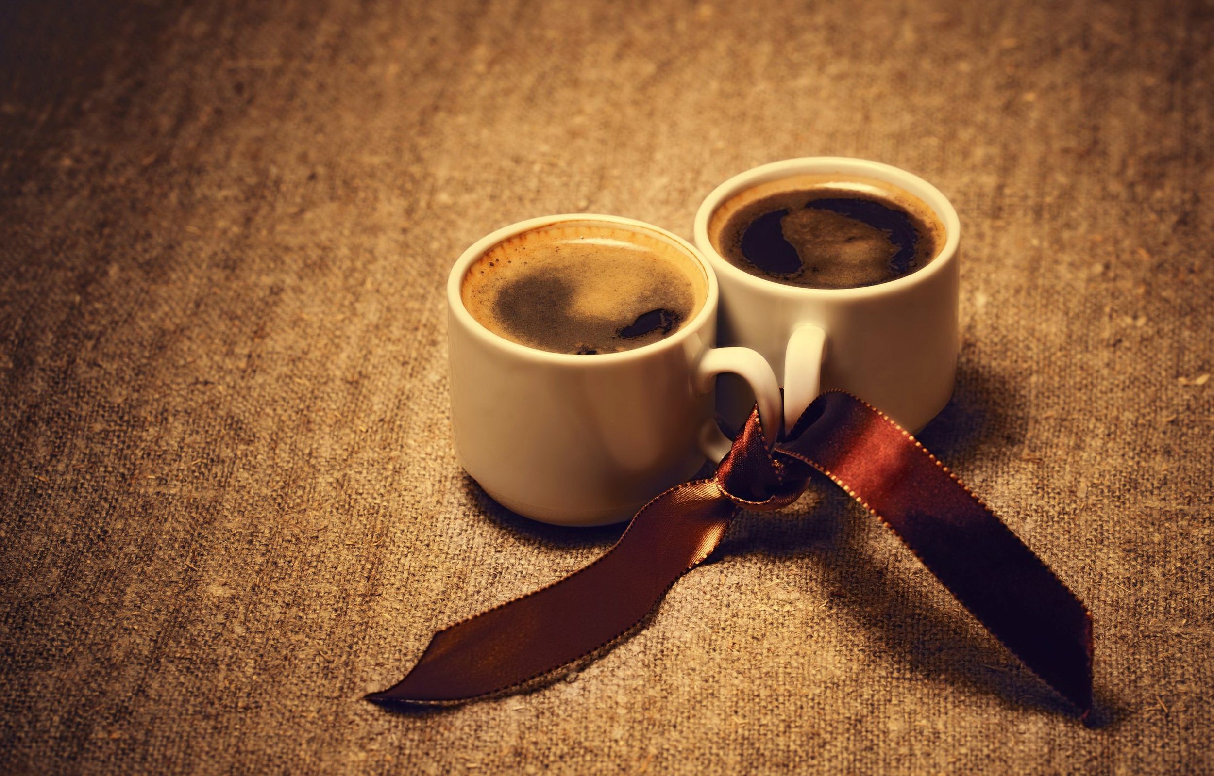Two cups of coffee tied with a ribbon HD Wallpaper