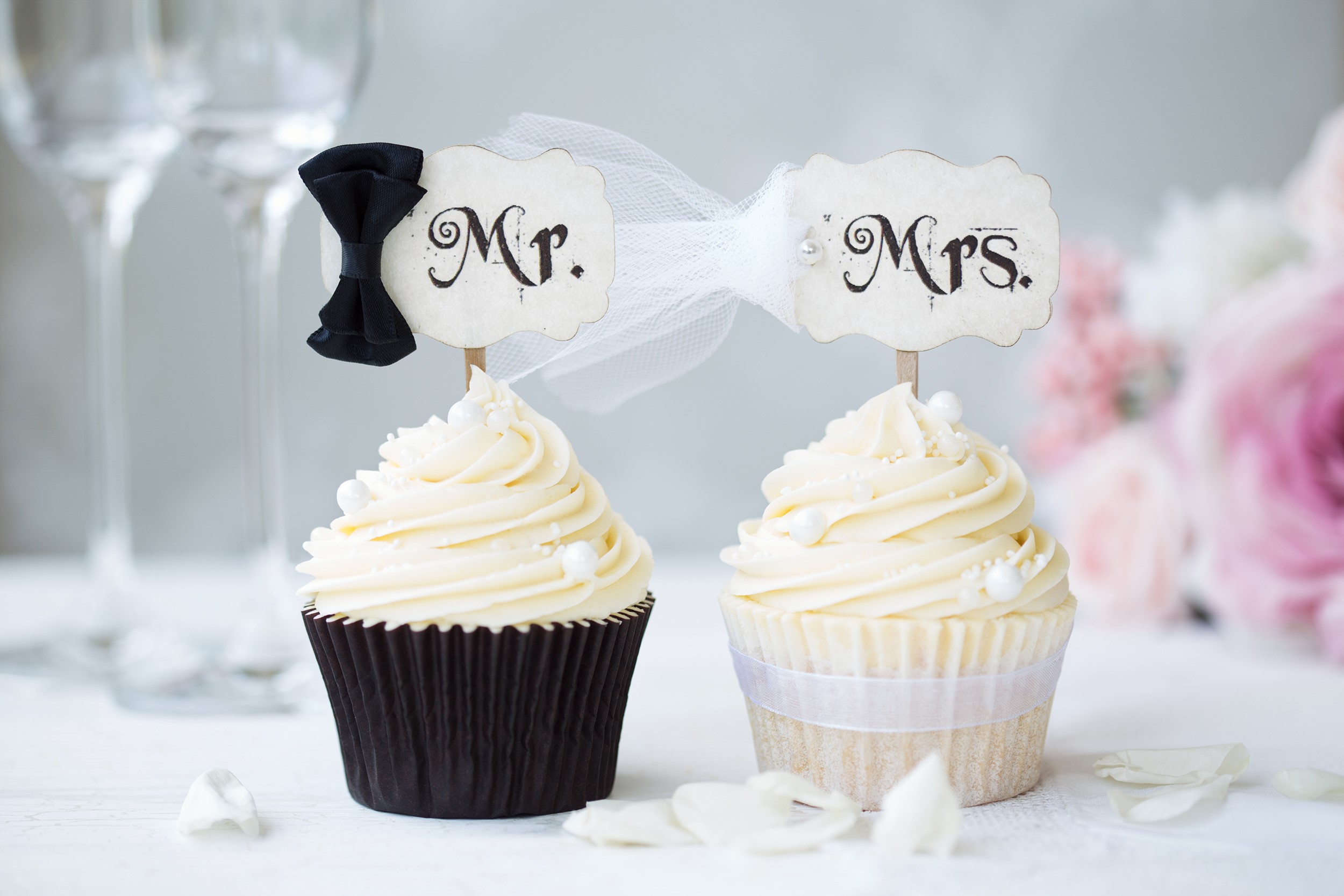 Mr. and Mrs. wedding cupcakes with bow tie and veil HD Wallpaper