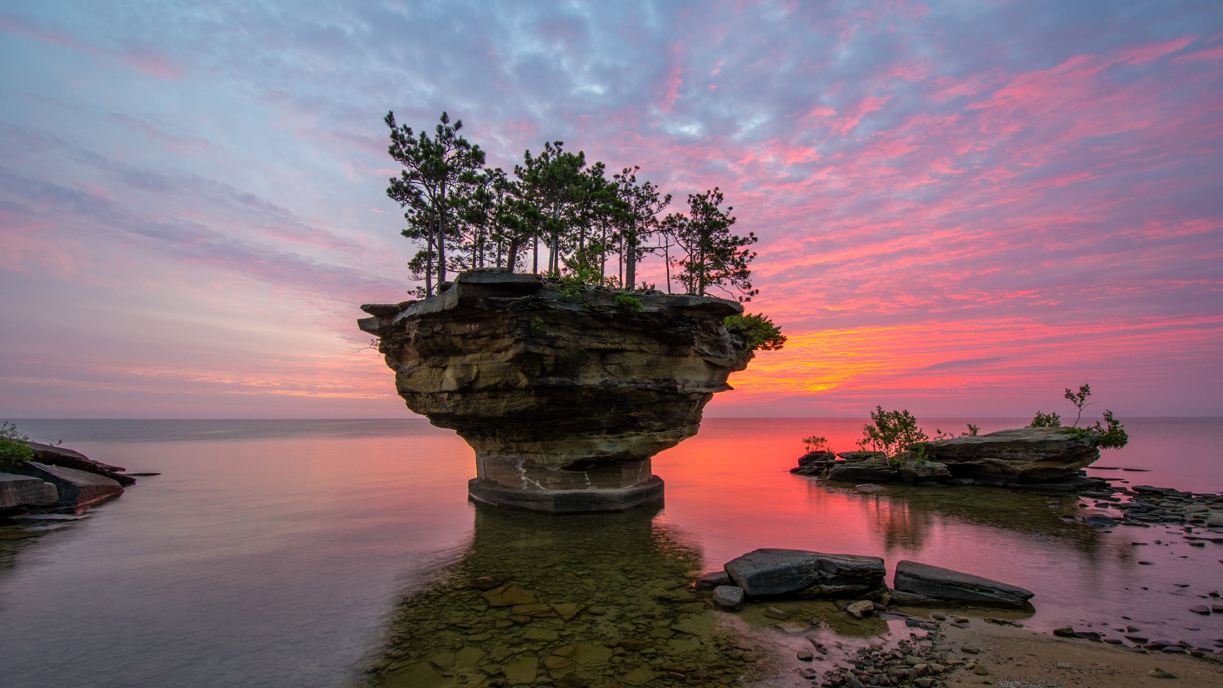 Sunrise over Lake Huron with rock formations HD Wallpaper