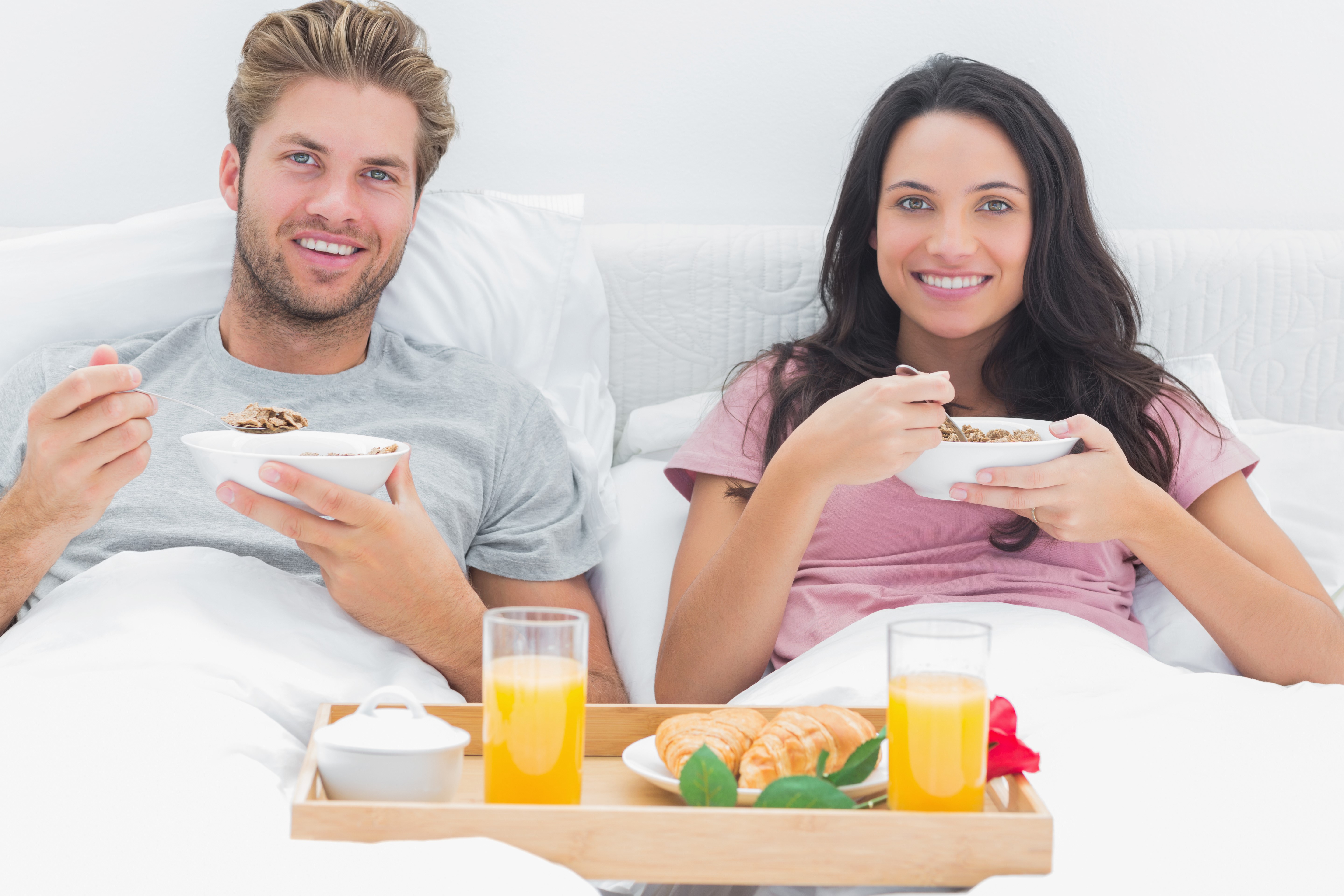 Couple eating breakfast in bed HD Wallpaper