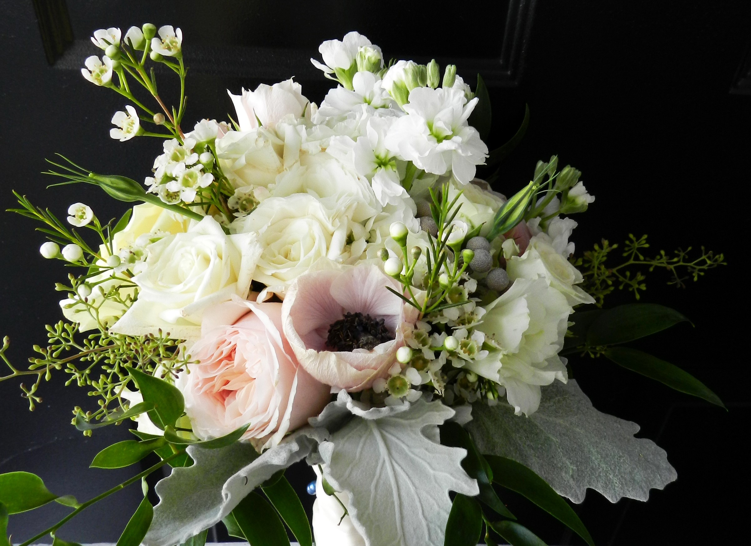 White and pink floral bouquet with roses and anemones HD Wallpaper