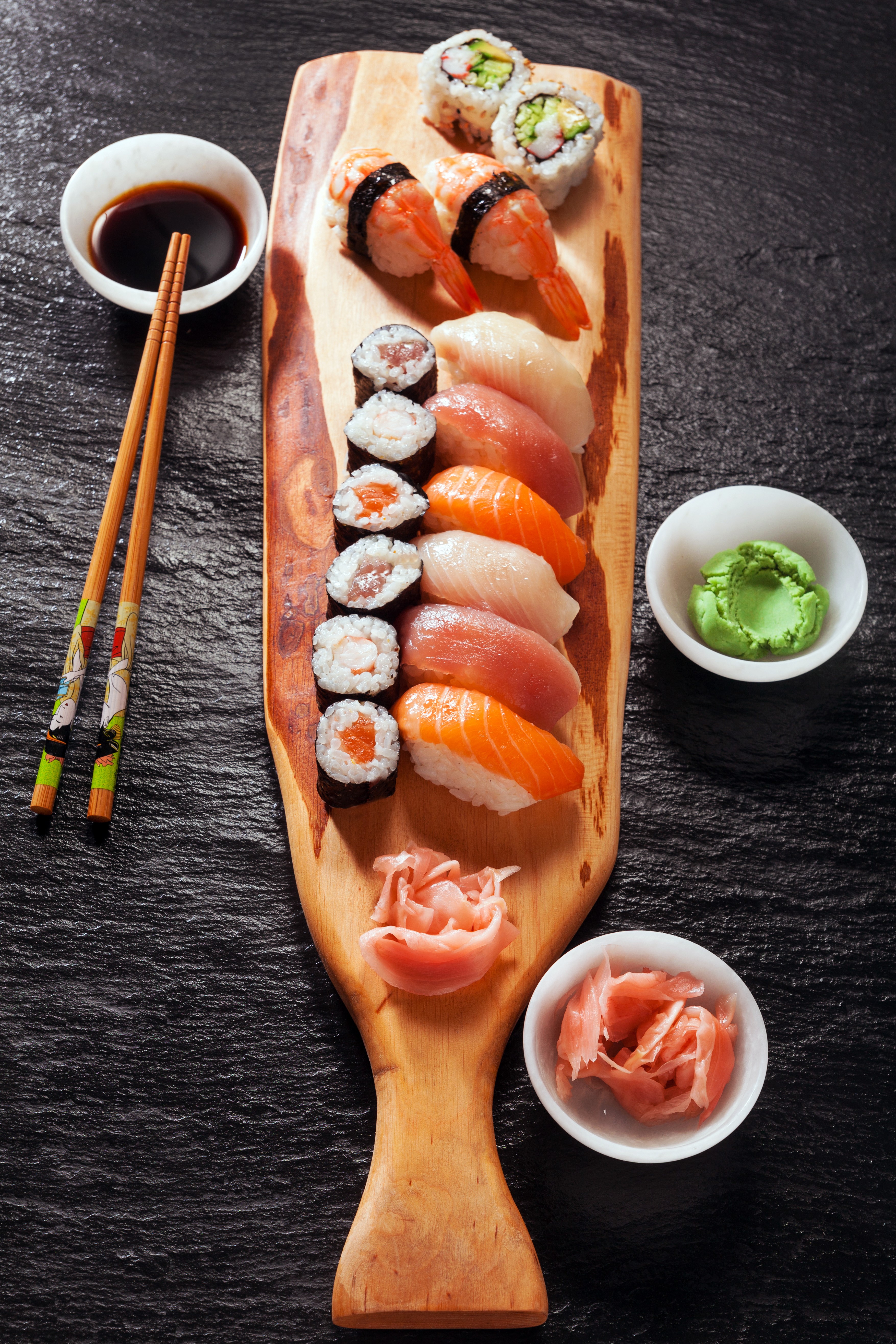 Sushi platter with soy sauce, wasabi, and pickled ginger HD Phone Wallpaper