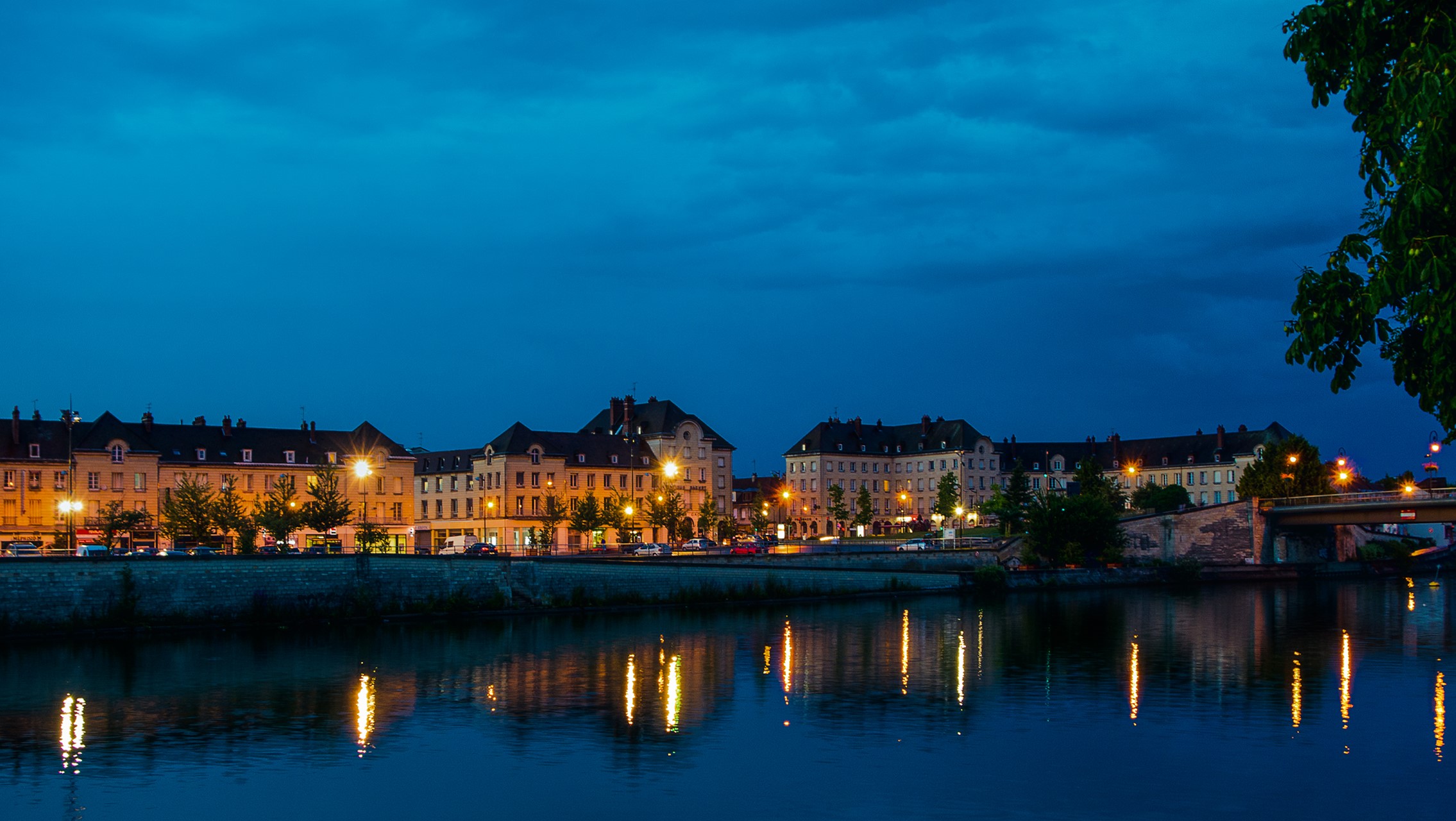Creil, France at dusk with river reflections HD Wallpaper