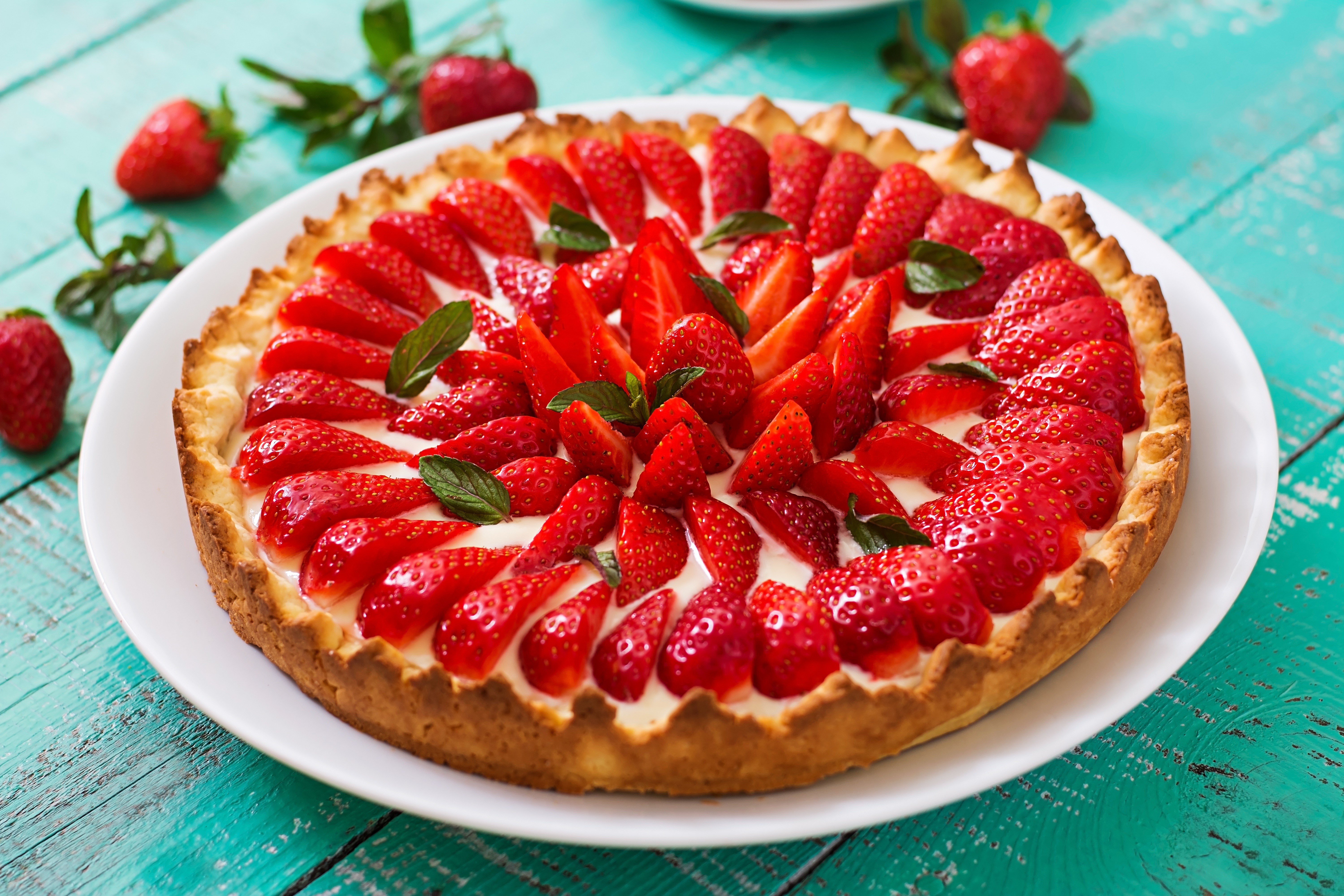 Strawberry Pie with Cream and Mint HD Wallpaper