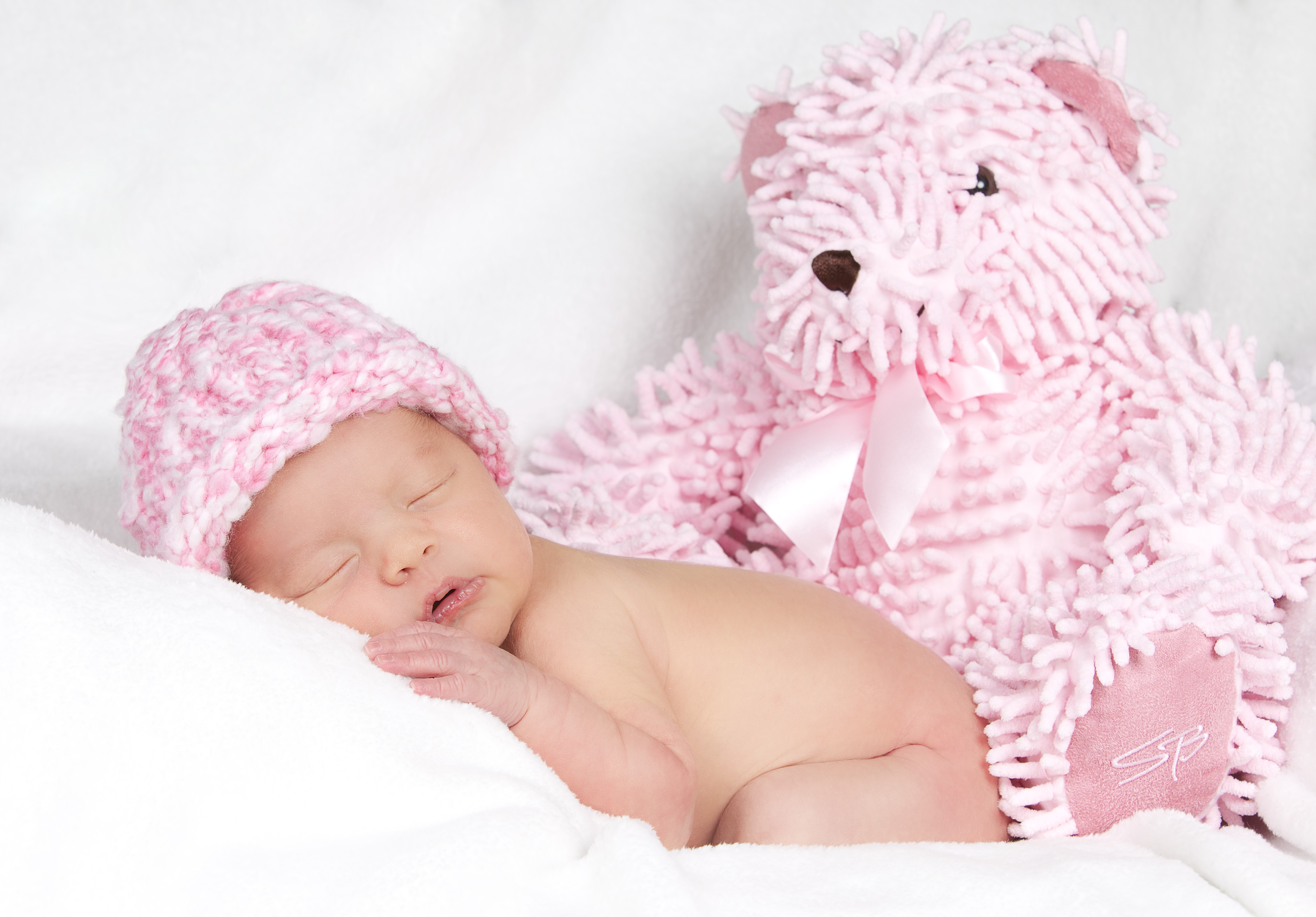 Baby sleeping with pink teddy bear HD Wallpaper