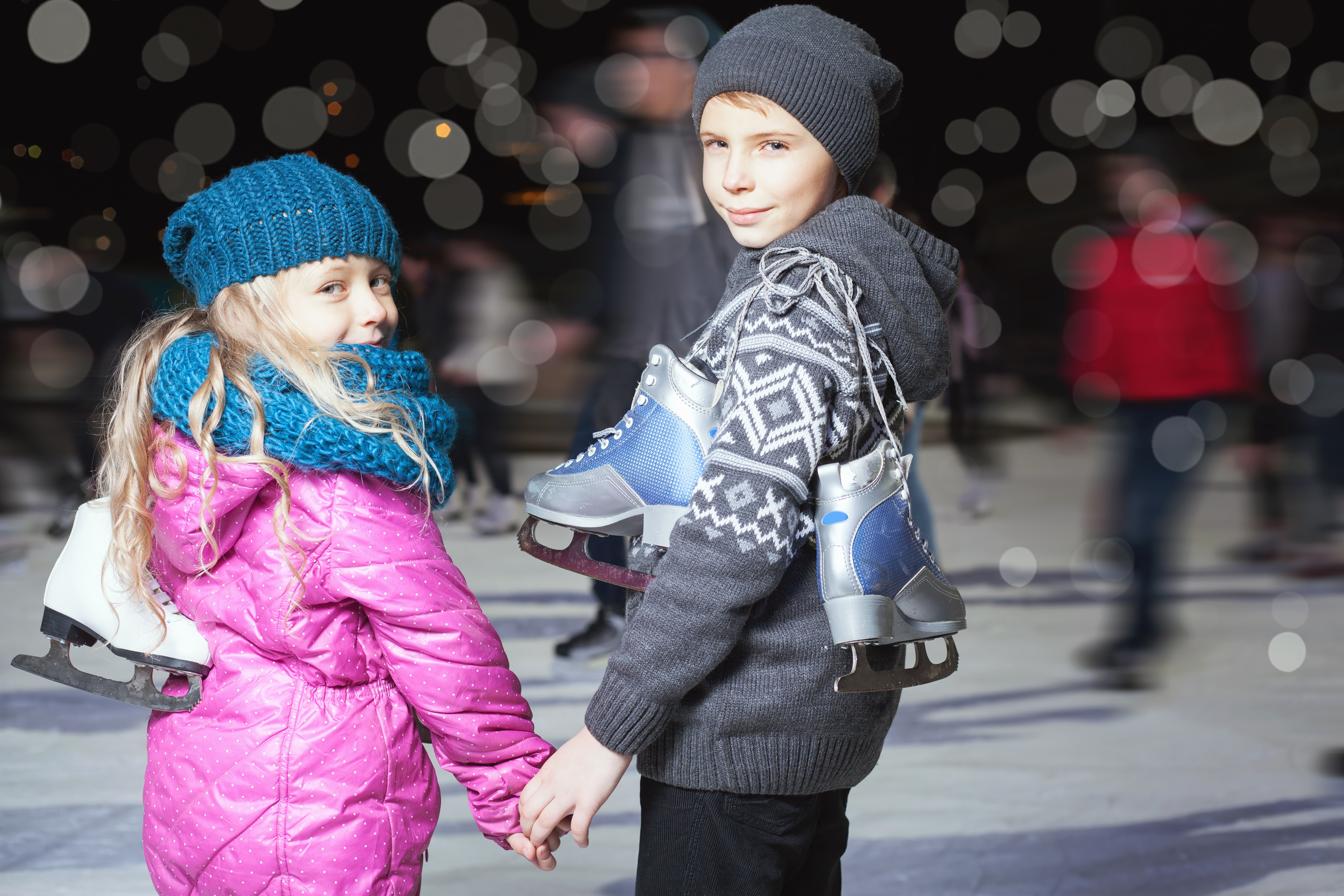 Children with ice skates at night HD Wallpaper
