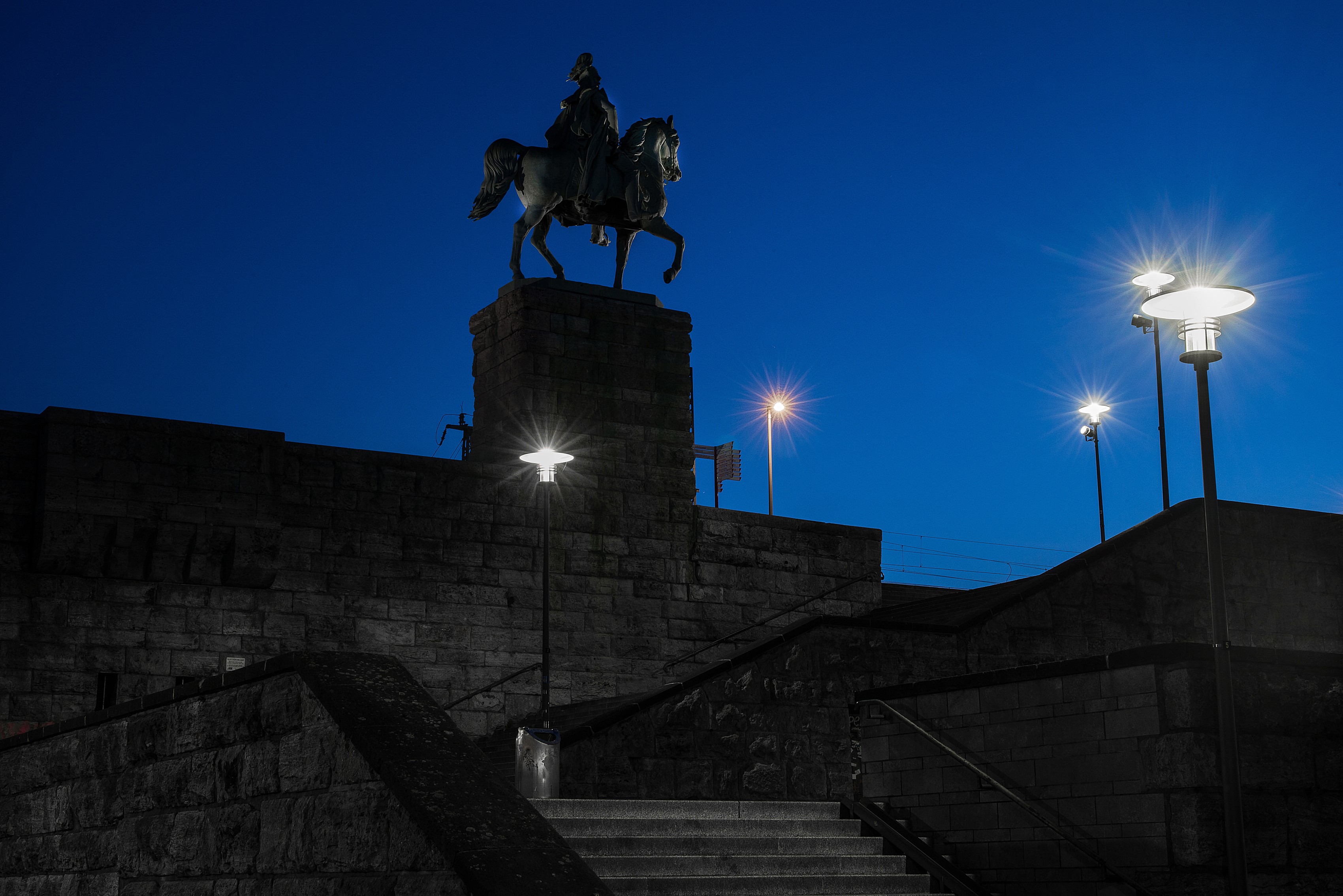 Equestrian statue of Kaiser Wilhelm I in Cologne at night HD Wallpaper
