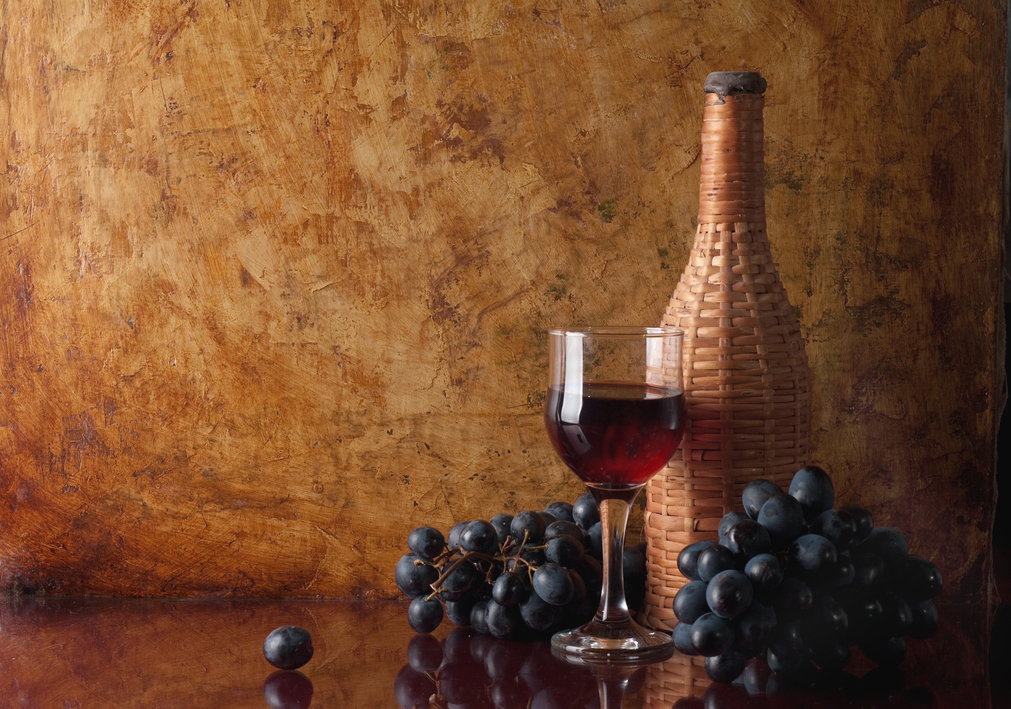 Wine bottle, glass, and grapes still life HD Wallpaper