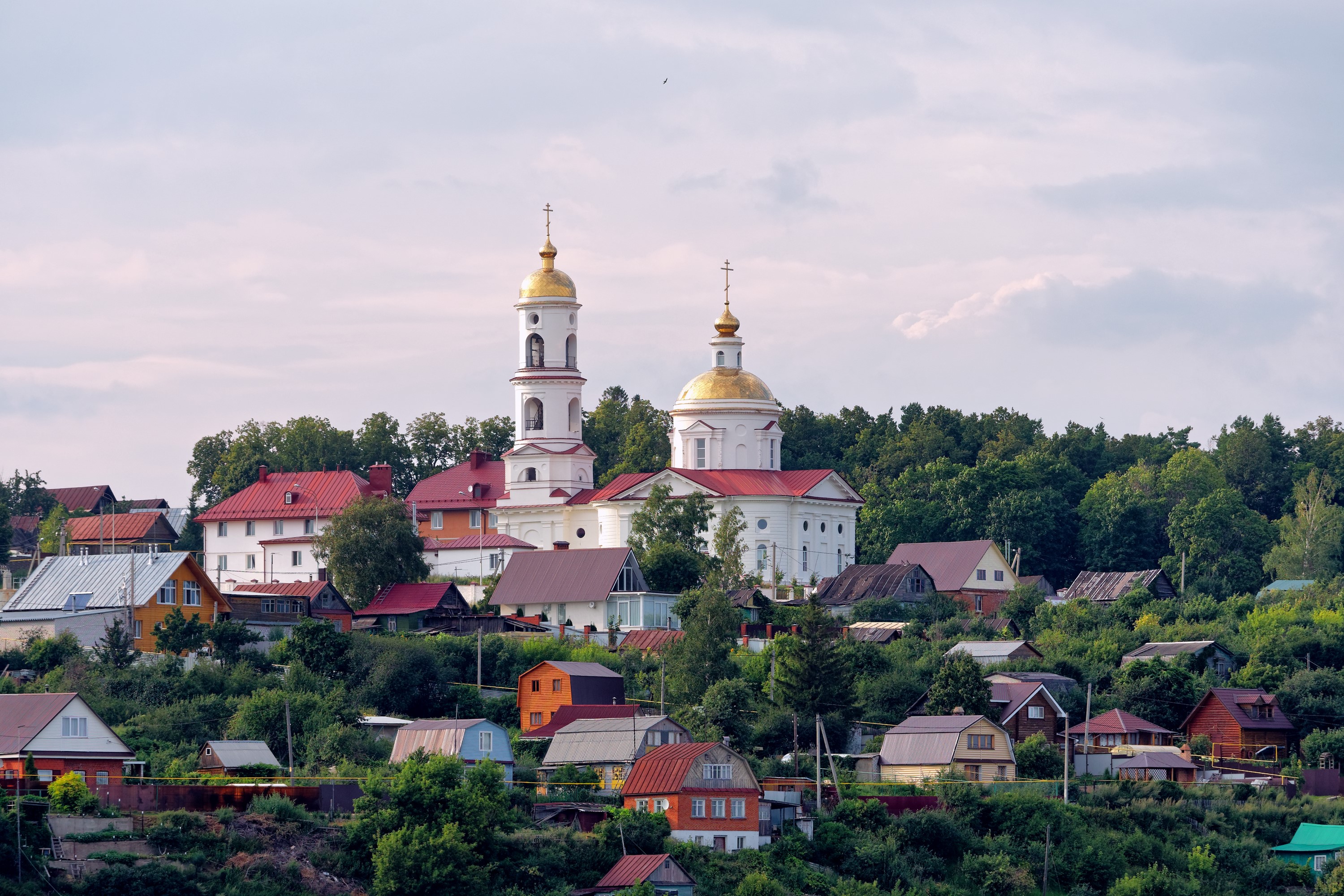 Church and houses on a hill in Klyuchishchi, Tatarstan, Russia HD Wallpaper
