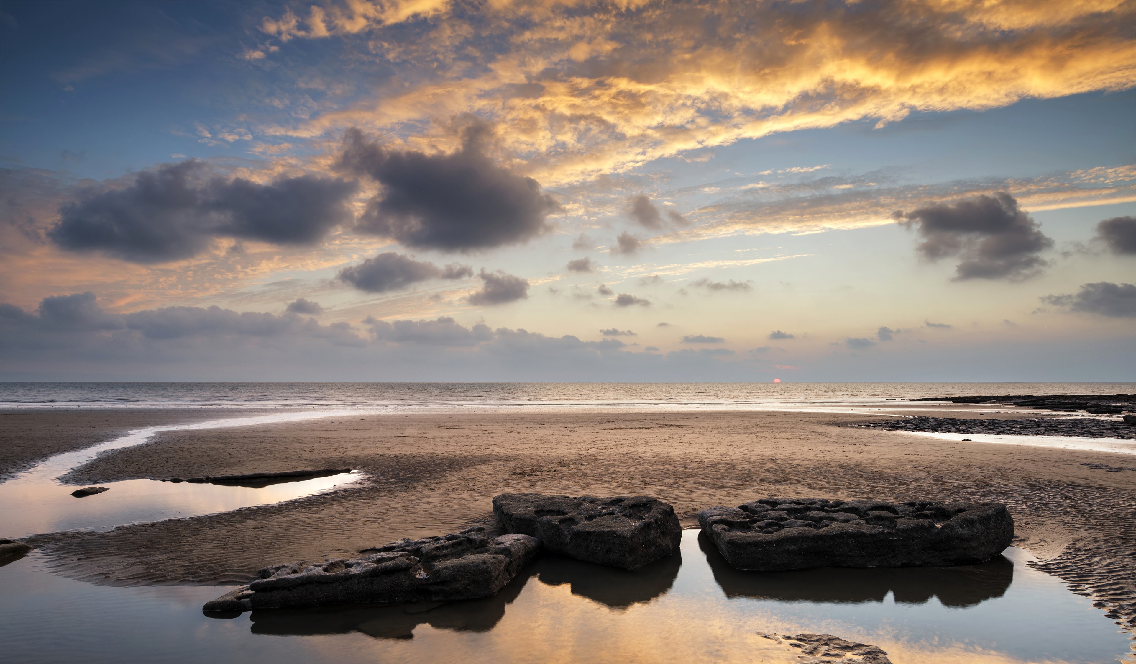 4K Dunraven Bay Coastline with Sunset Clouds HD Wallpaper