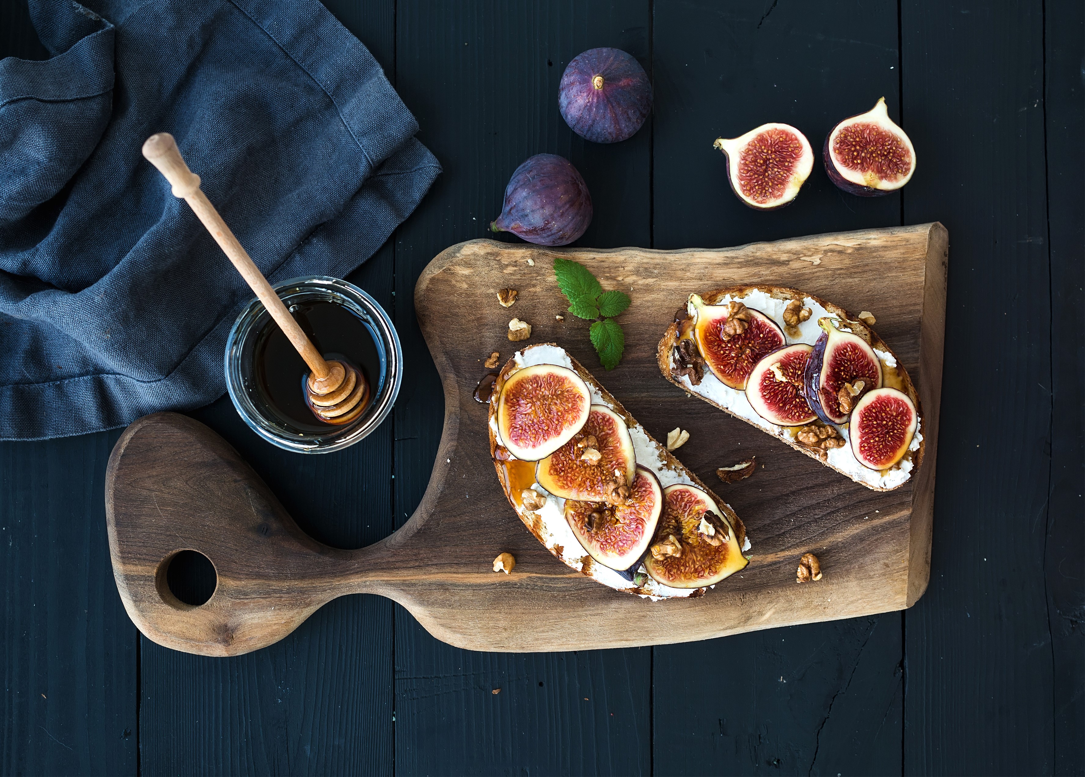 Fig and cream cheese toasts with walnuts and honey HD Wallpaper