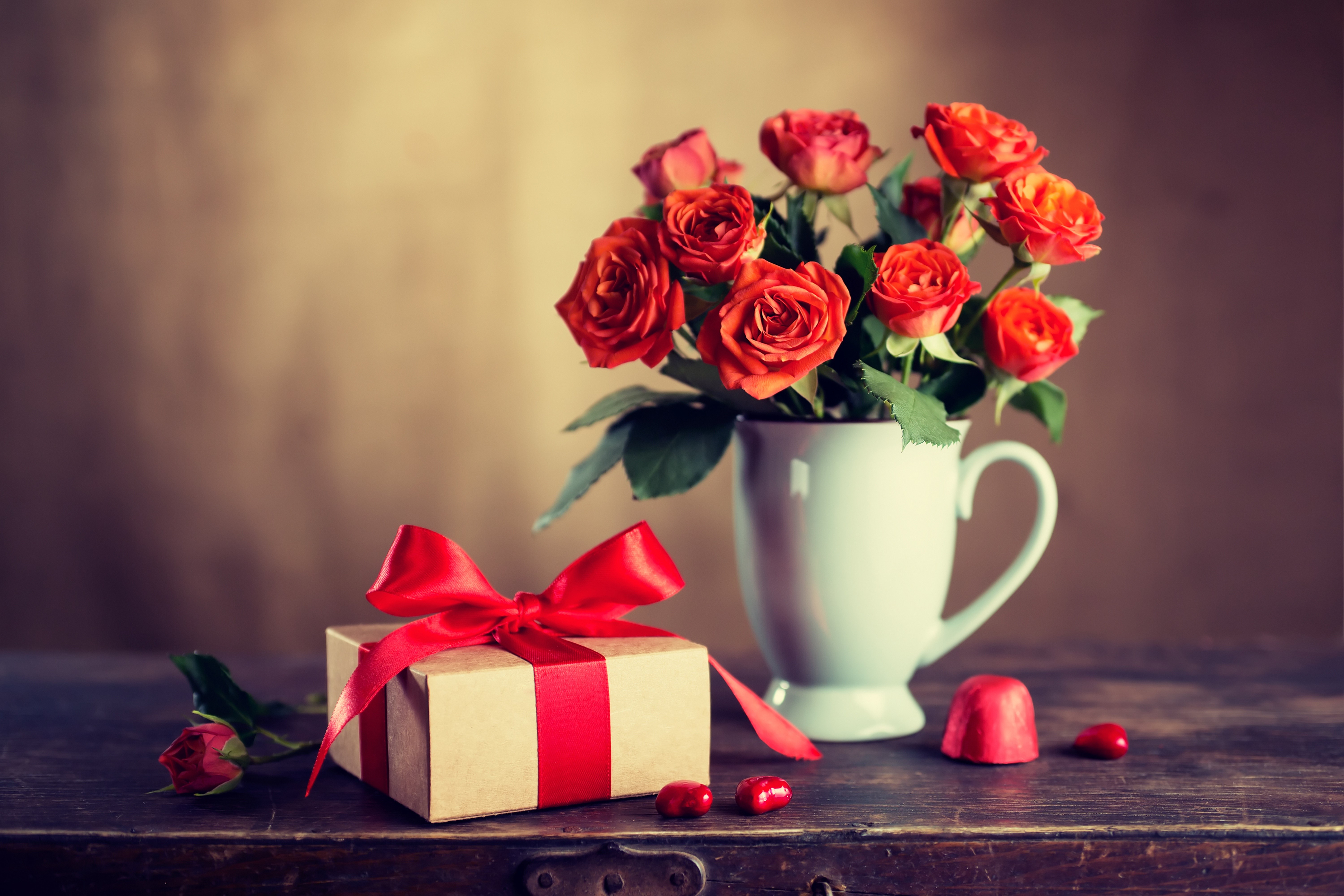 Roses and a gift box with red ribbon HD Wallpaper