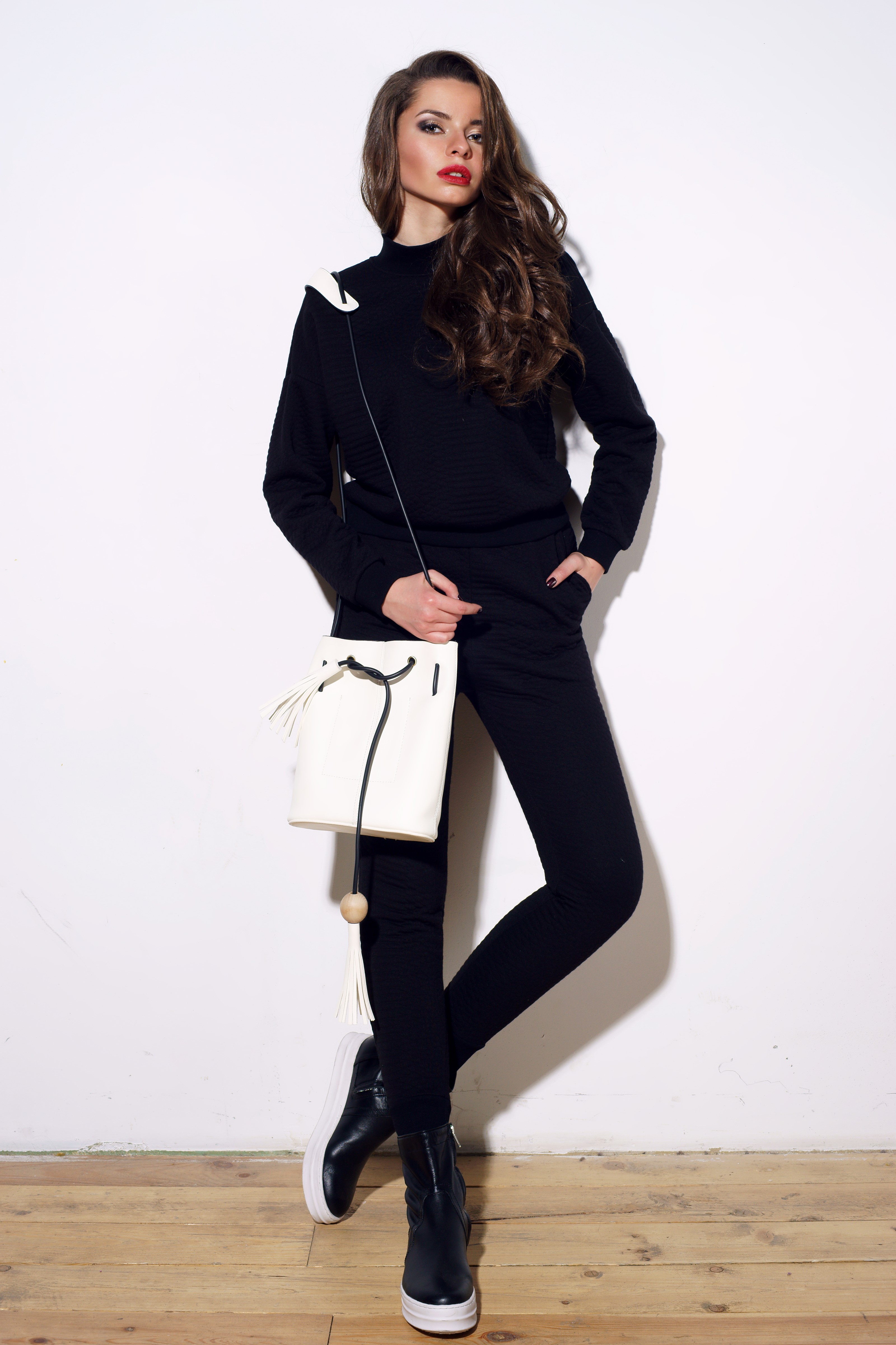 Woman in black tracksuit with white handbag HD Phone Wallpaper