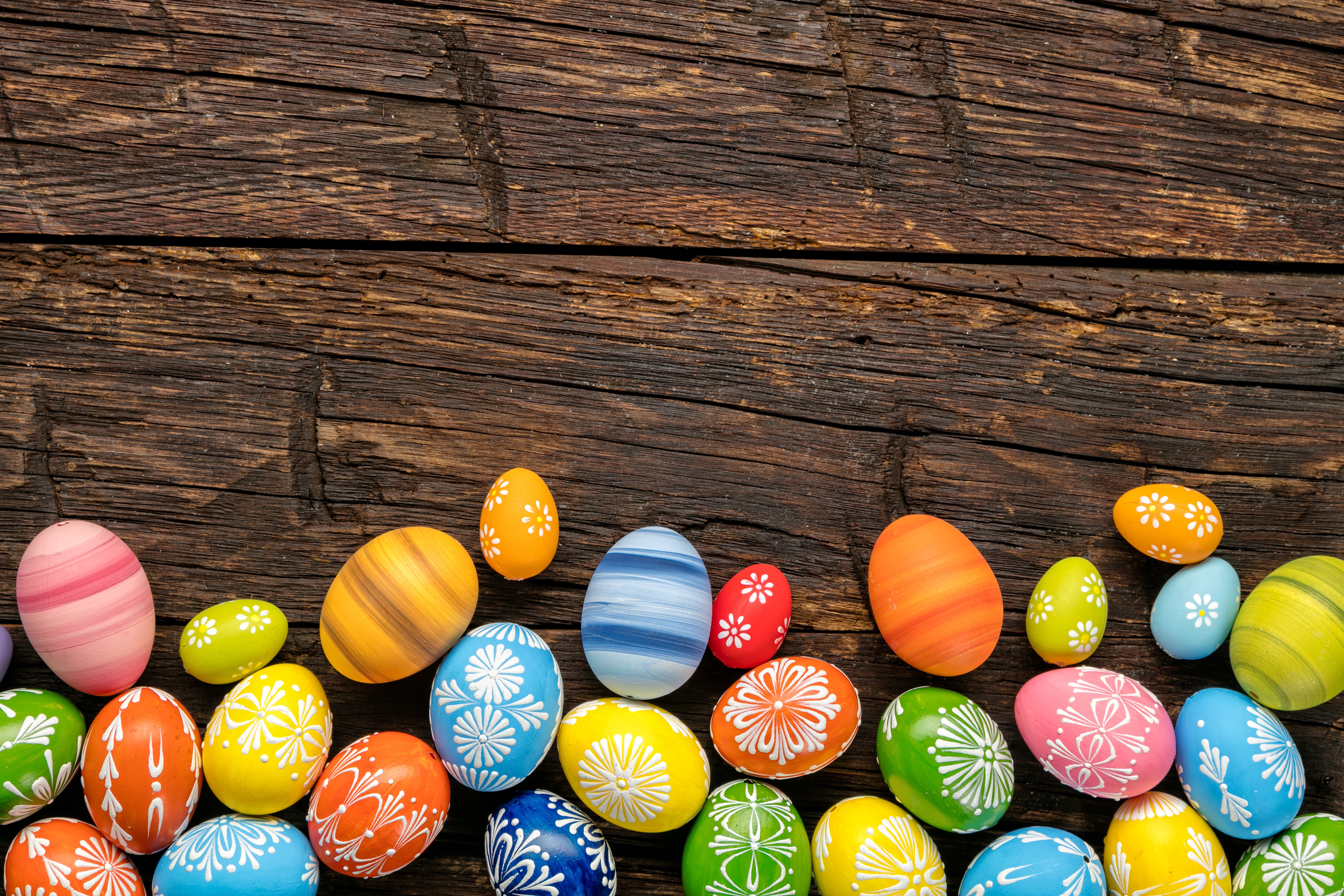 Easter eggs on wooden planks HD Wallpaper