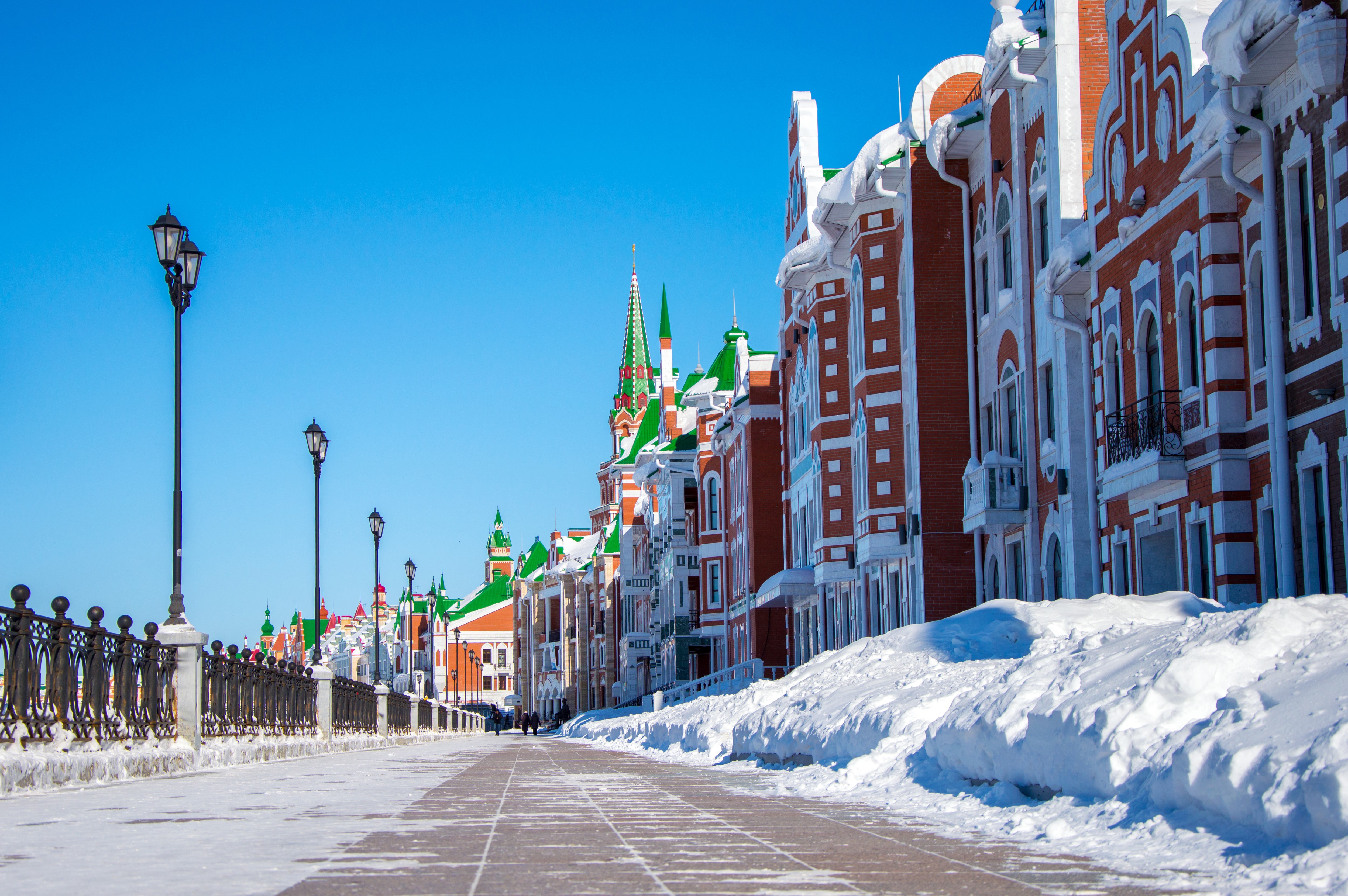 Street lights and buildings in Yoshkar-Ola, Russia during winter HD Wallpaper