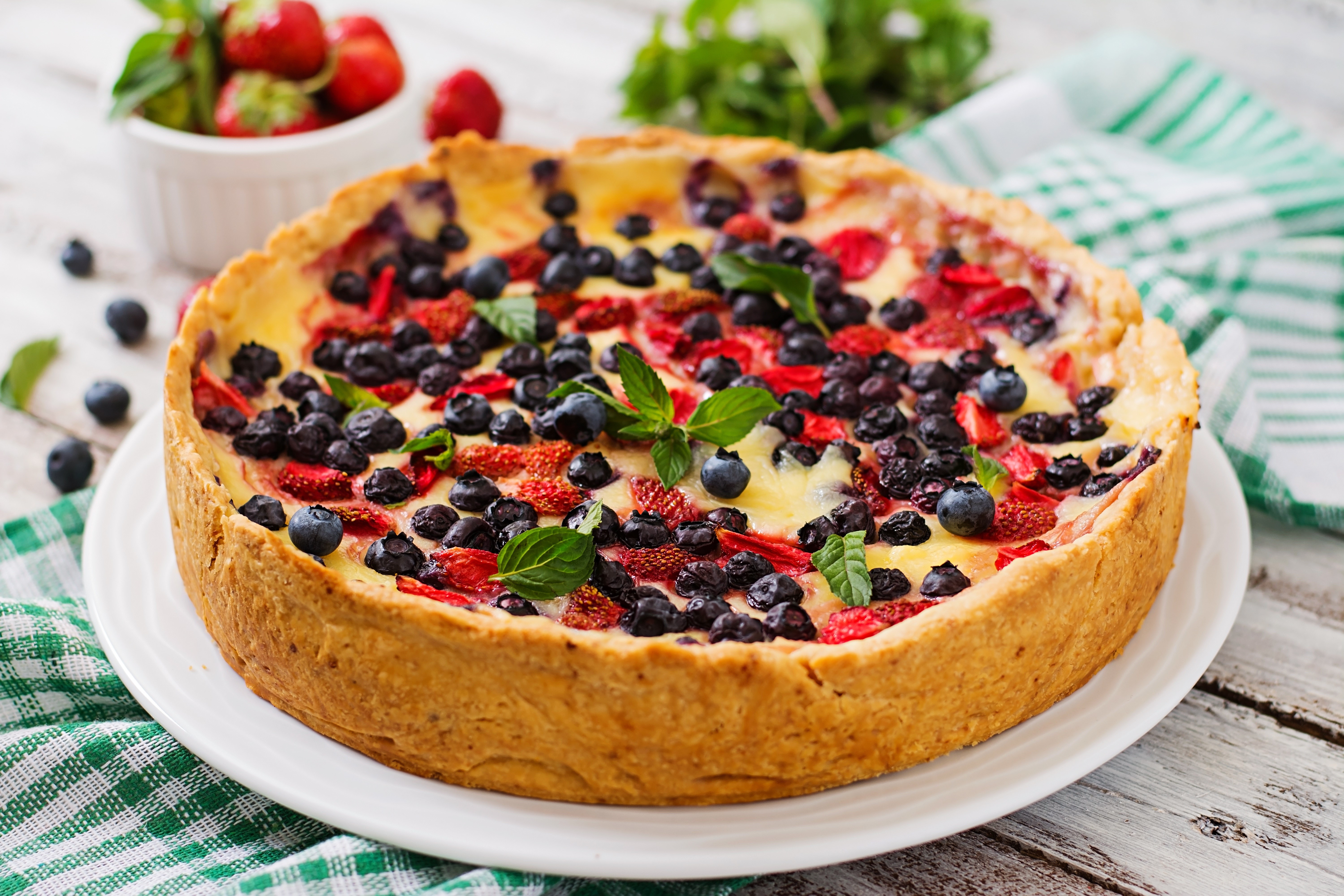 Berry Pie with Blueberries and Strawberries HD Wallpaper