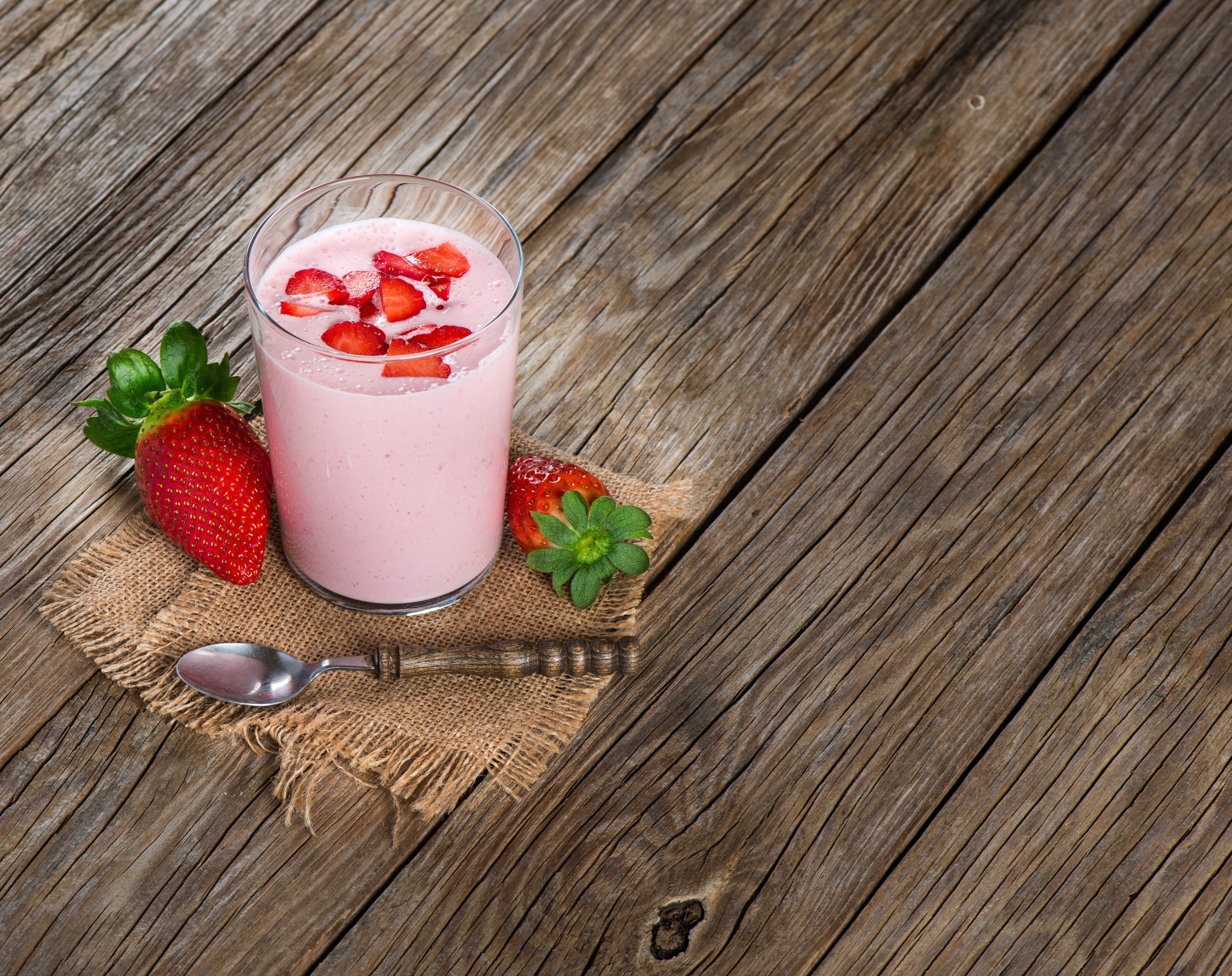 Strawberry Yogurt Smoothie in Highball Glass HD Wallpaper