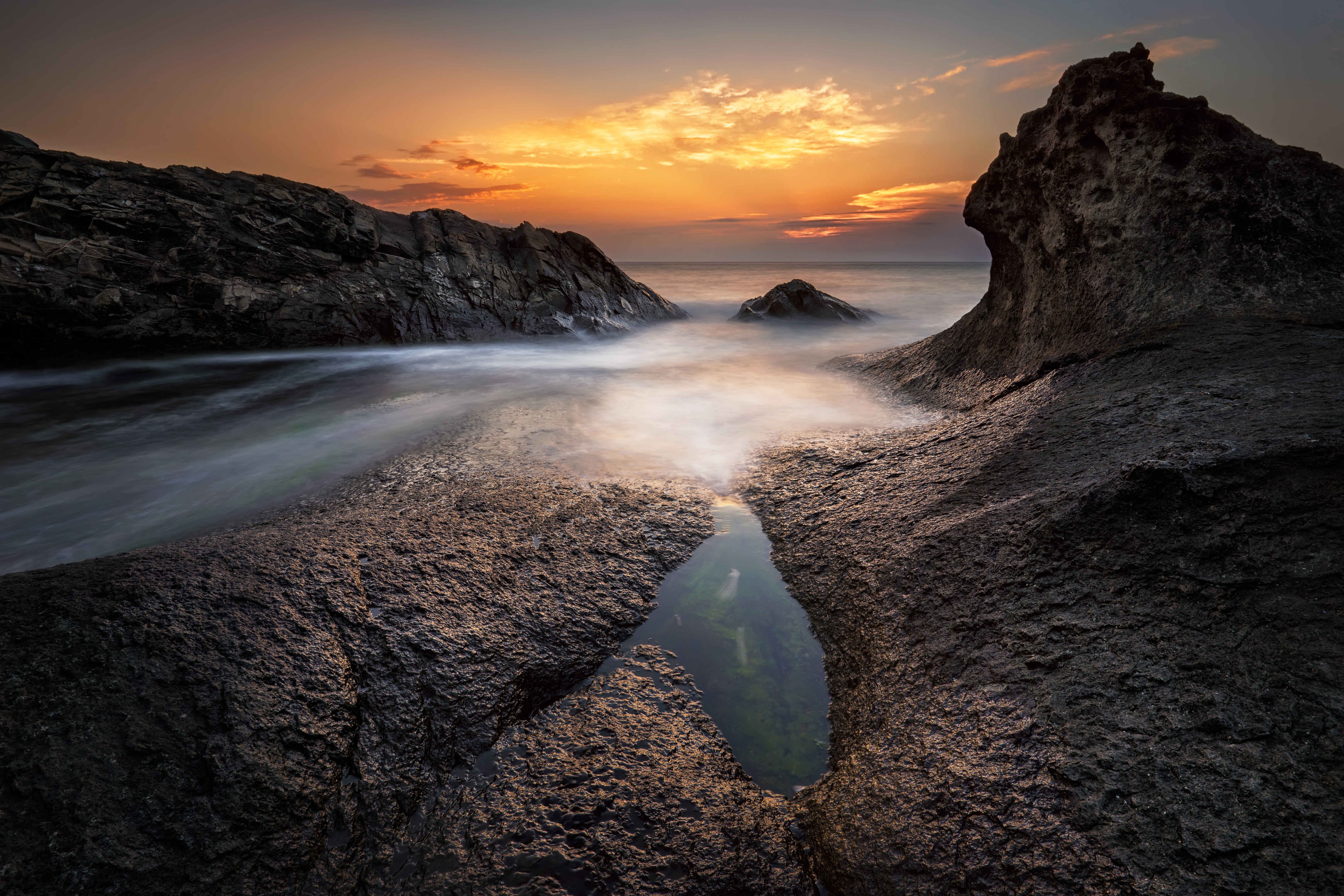 Sunset over rocky coast in Bulgaria HD Wallpaper
