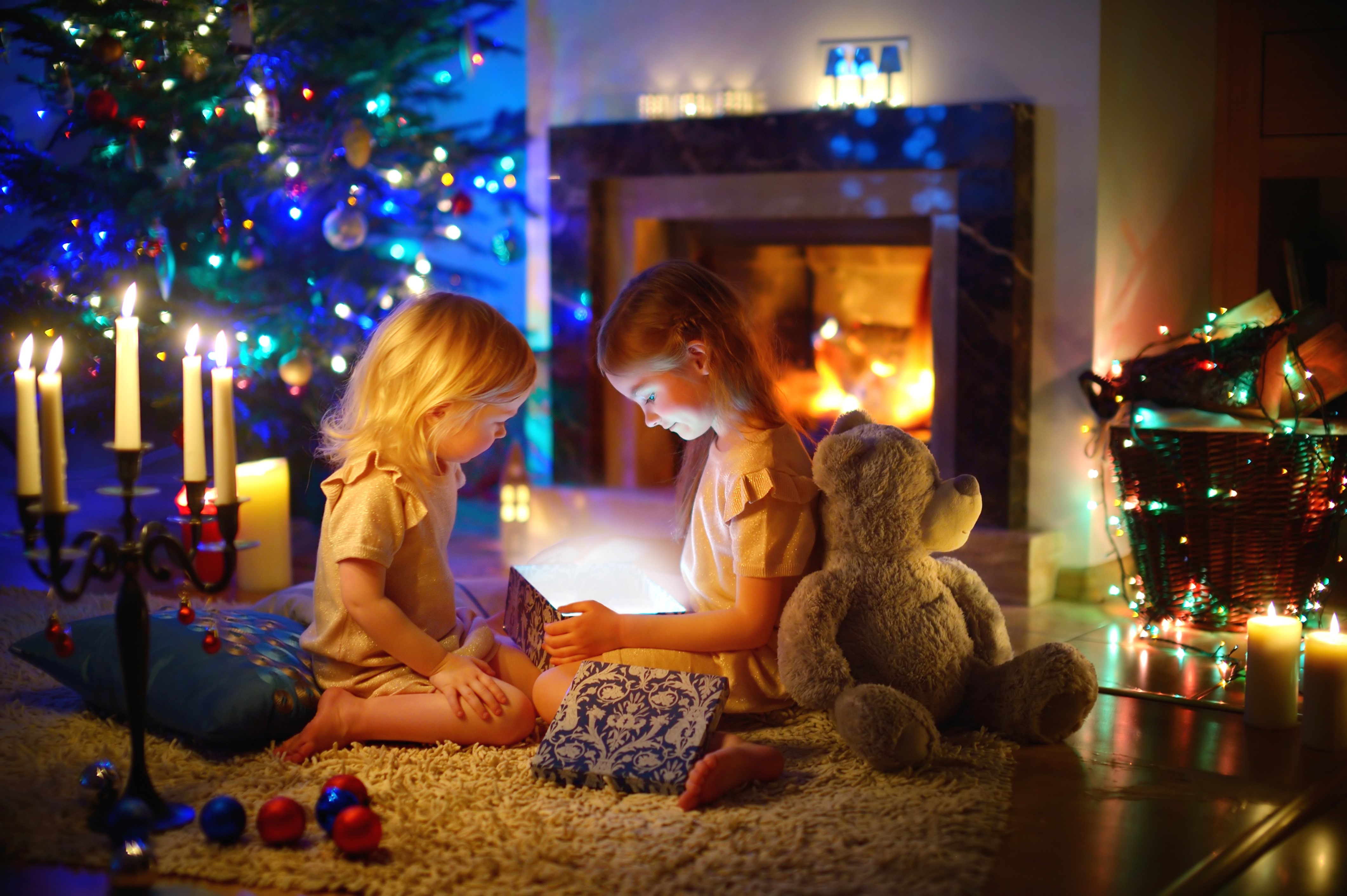 Two little girls and teddy bear by Christmas tree HD Wallpaper